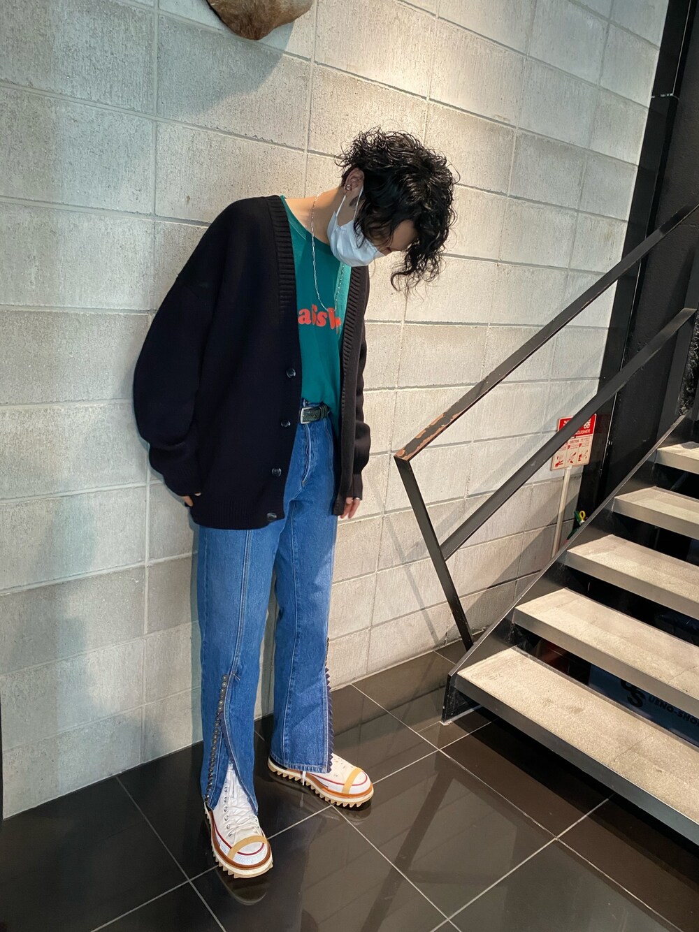 ブルー系のデニムパンツ、グリーン系のTシャツ/カットソー、ブラック系のカーディガン/ボレロを着用したメンズの秋コーディネートの1枚目の写真