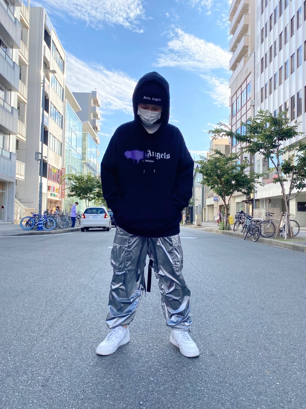 ホワイト系のスニーカー、ブラック系のその他パンツ、ブラック系のパーカーを着用したメンズの秋コーディネートの1枚目の写真