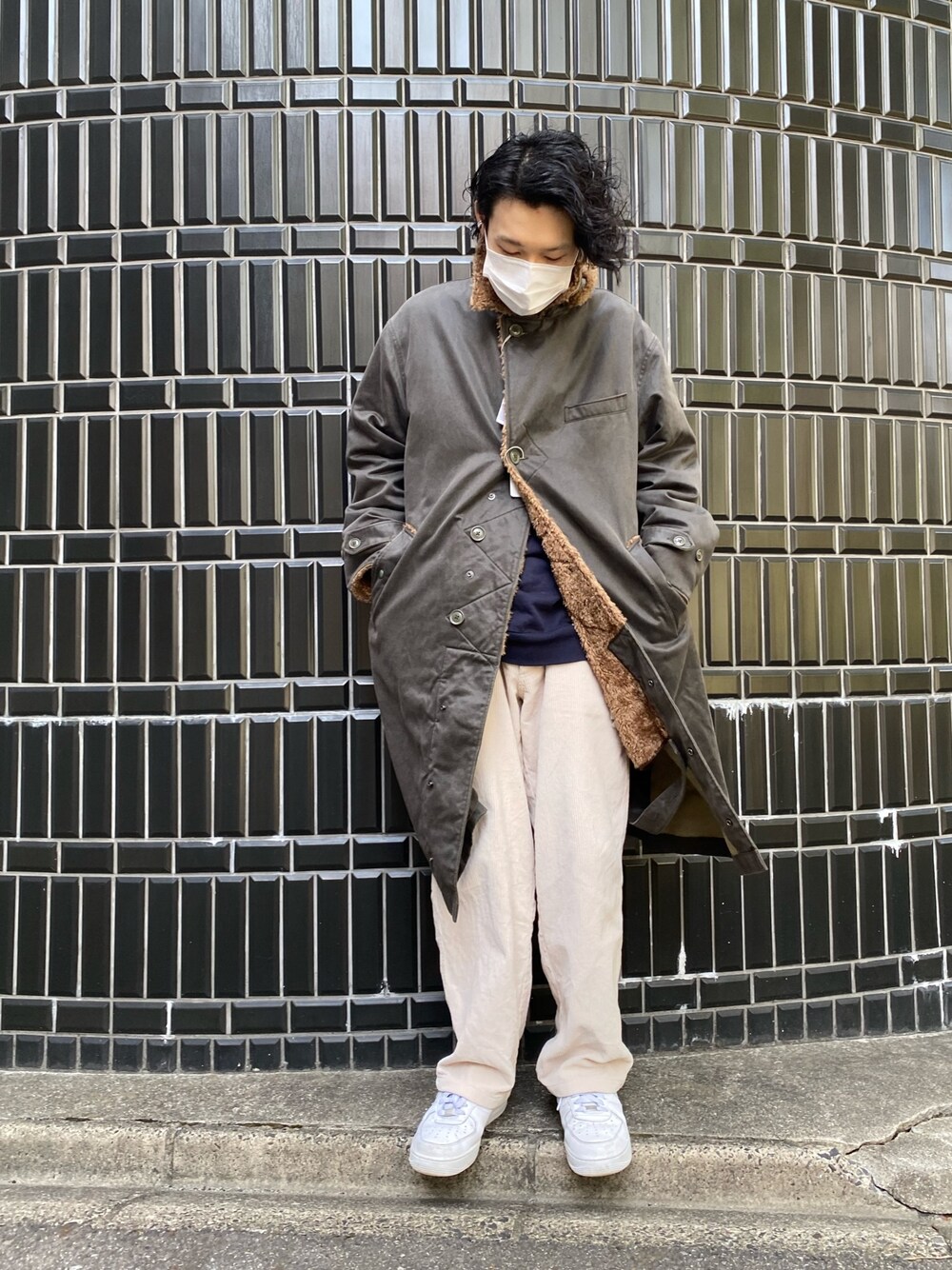 「LHP、ENGINEERED GARMENTS、WHITELAND BLACKBURN、NIKE、秋コーデ、コーデュロイパンツ、スウェット、ワイドパンツ、オトナカジュアル、冬コーデ」｜「NIKEのNIKE/ナイキ/エアフォース 1 LOW '07（スニーカー、ホワイト系）」を使った、shintaro itoさん（メンズ・173cm）の秋コーディネートの1枚目の写真