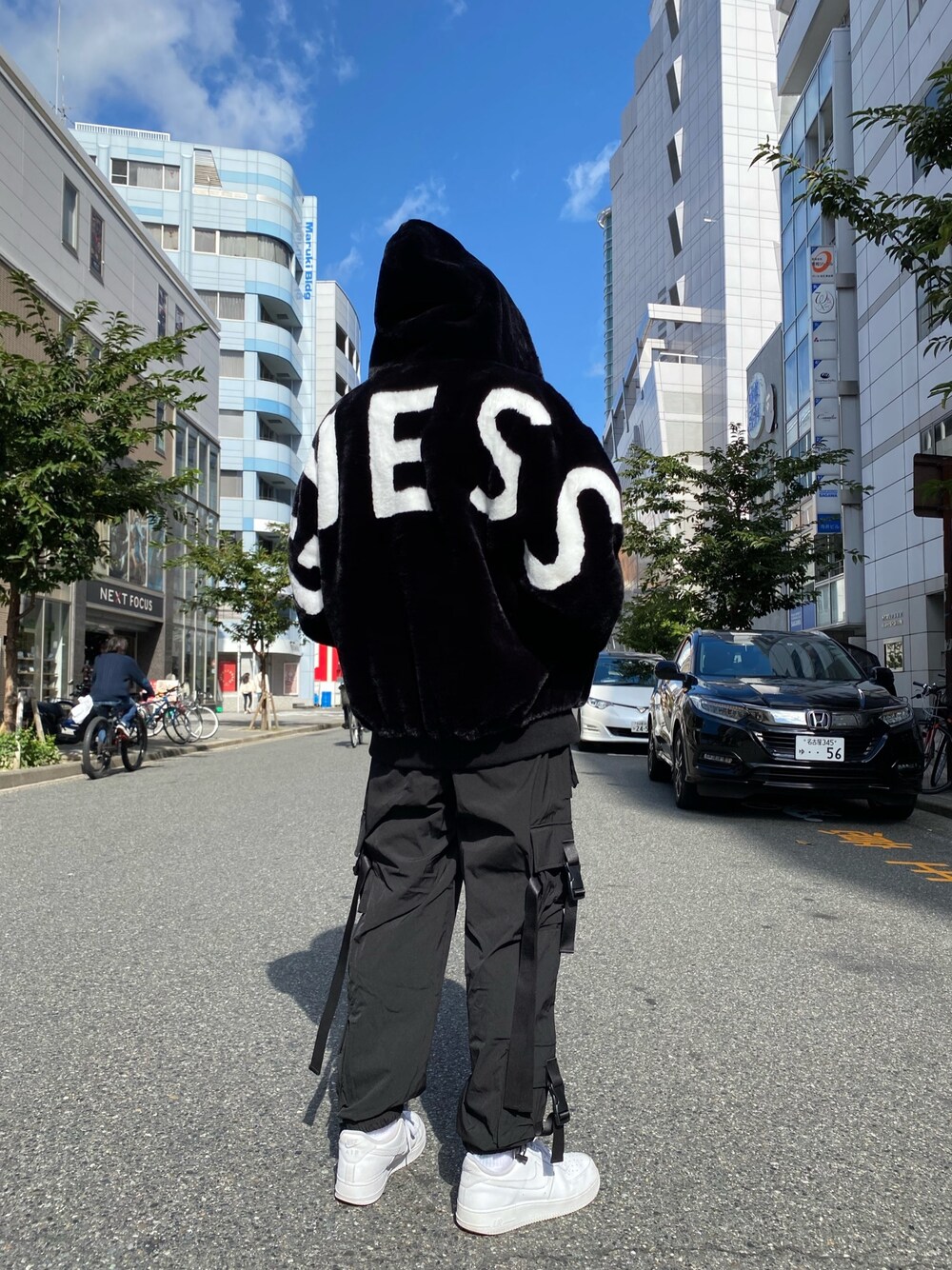 ホワイト系のスニーカー、ブラック系のカーゴパンツ、ブラック系のその他パンツを着用したメンズの秋コーディネートの1枚目の写真