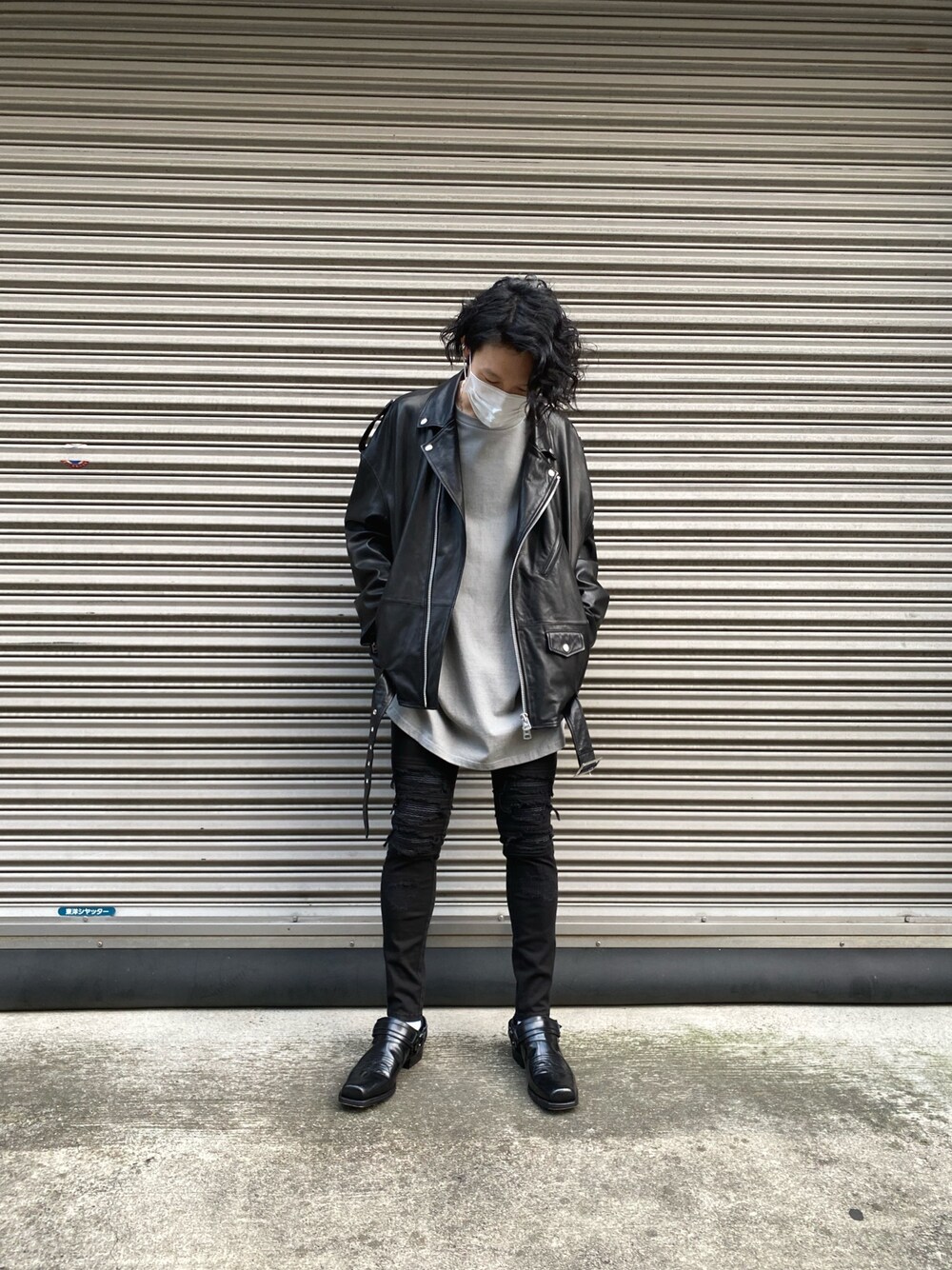 「ビッグシルエット、秋のコーデ、ブラックコーデ、ストリート、LHP、レイヤードスタイル、Danke schon、シンプルコーデ、ゆるコーデ、WHITELAND BLACKBURN」｜「DANKE SCHONのDankeSchon/ダンケシェーン/ジャバラパンツ（デニムパンツ、ブラック系）」を使った、shintaro itoさん（メンズ・173cm）の秋コーディネートの1枚目の写真