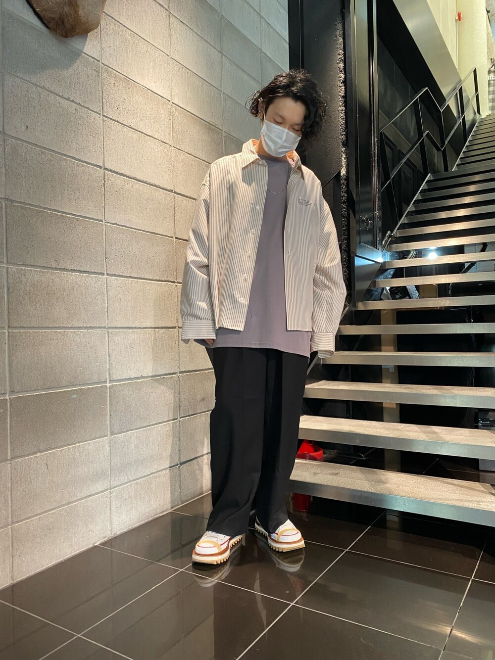 グレー系のTシャツ/カットソー、ベージュ系のシャツ/ブラウス、ブラック系のその他パンツを着用したメンズの秋コーディネートの1枚目の写真