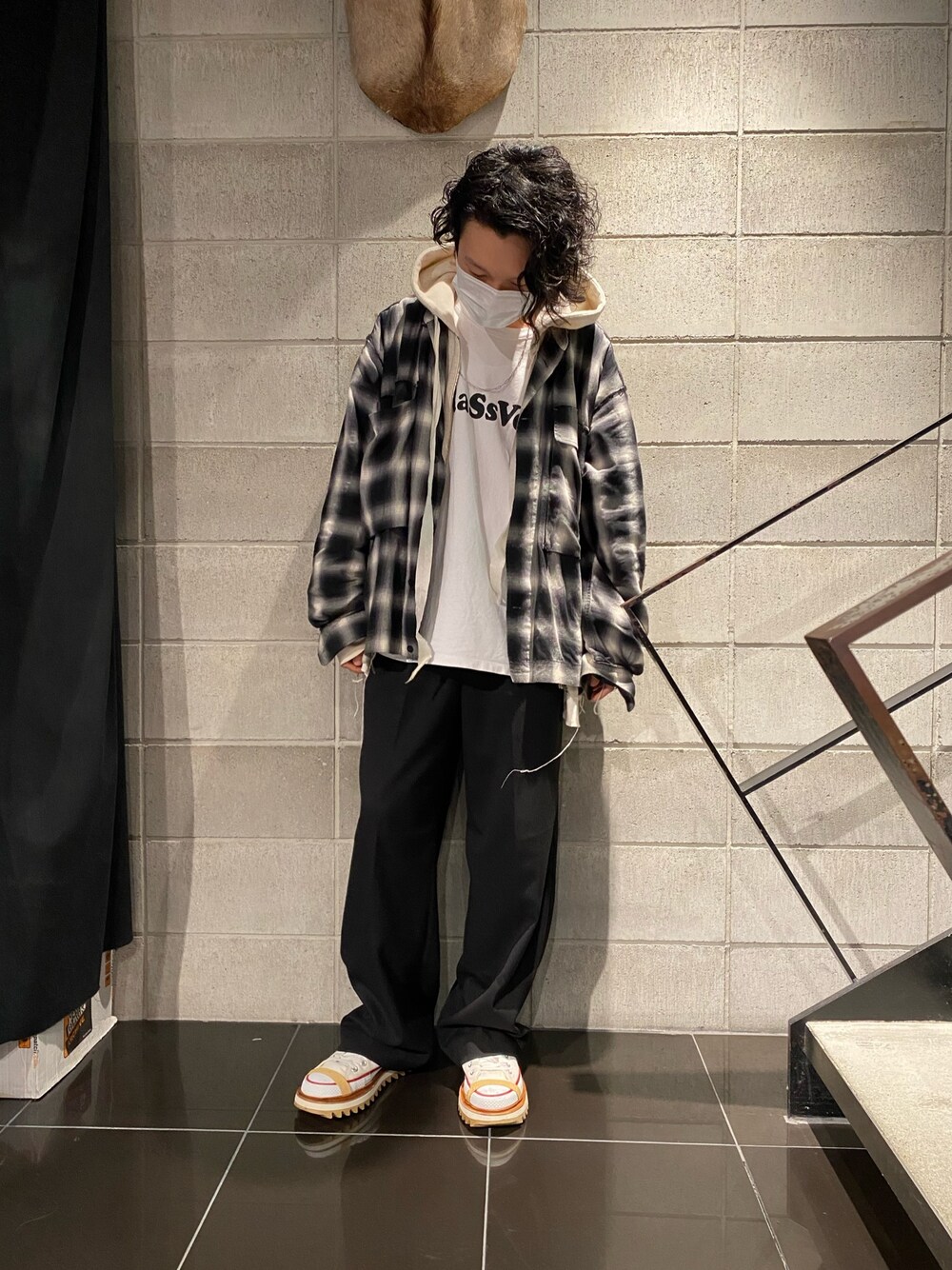 「レイヤード、LHP、オーバーサイズ、ワイドパンツ、ゆるコーデ、秋冬コーデ、blackweirdos、addseoul」｜「ADD SEOULのADD SEOUL/アドソウル/EXTRA SUPER WIDE SLACK FW（スラックス、ブラック系）」を使った、shintaro itoさん（メンズ・173cm）の冬コーディネートの1枚目の写真
