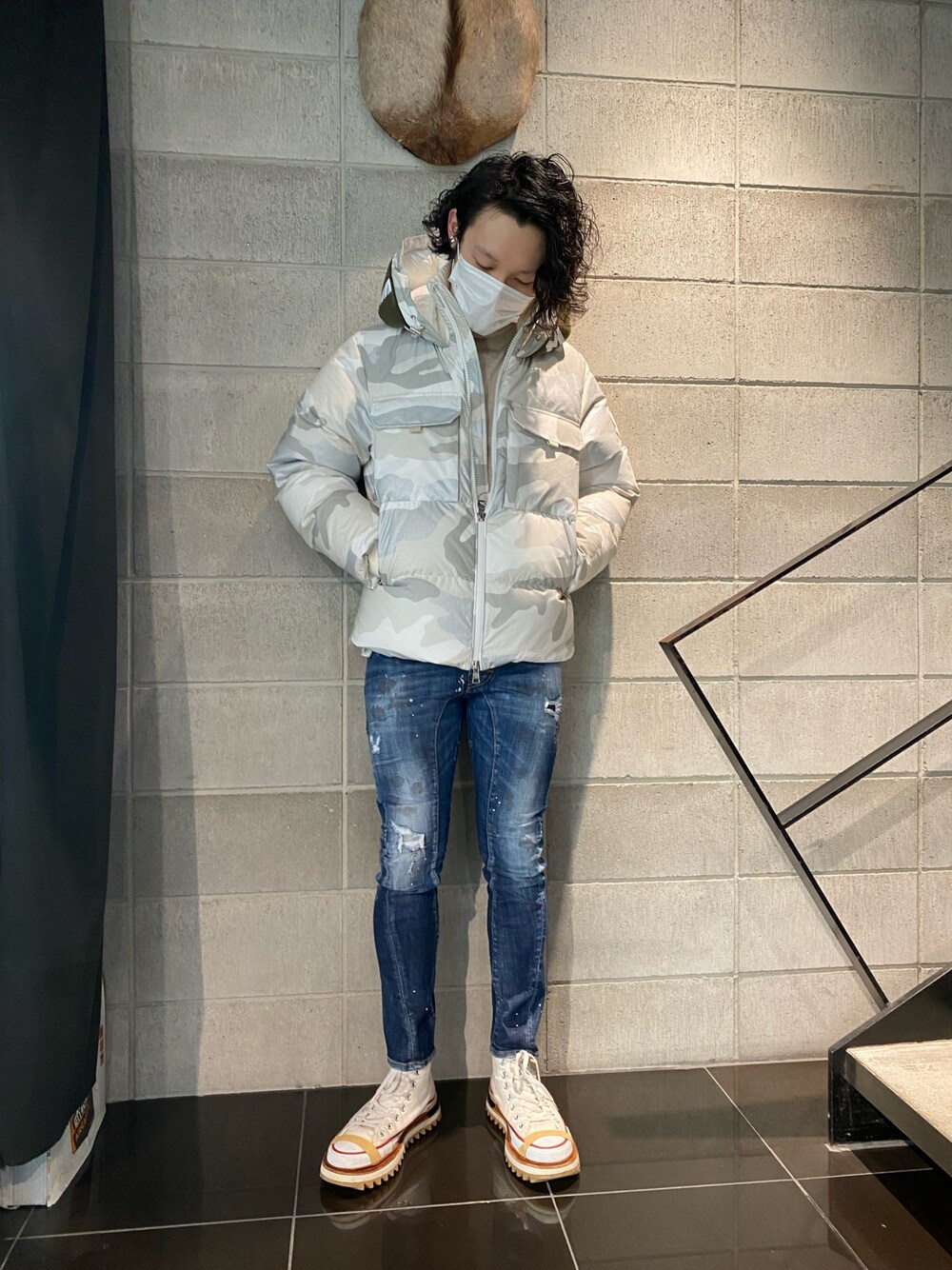 「LHP、MONCLER、DSQUARED2、秋冬コーデ、大人カジュアル、冬、デニム」｜「DSQUARED2のアイテム（デニムパンツ、ブルー系）」を使った、shintaro itoさん（メンズ・173cm）の冬コーディネートの1枚目の写真