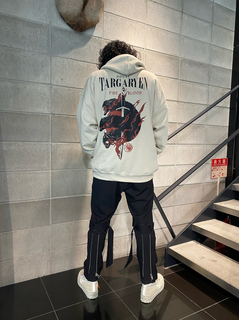 「パーカー、ストリート、スラックス、LHP、オーバーサイズ、WHITELAND BLACKBURN、sulvam」｜「sulvamのアイテム（スラックス、ブラック系）」を使った、shintaro itoさん（メンズ・173cm）の冬コーディネートの1枚目の写真
