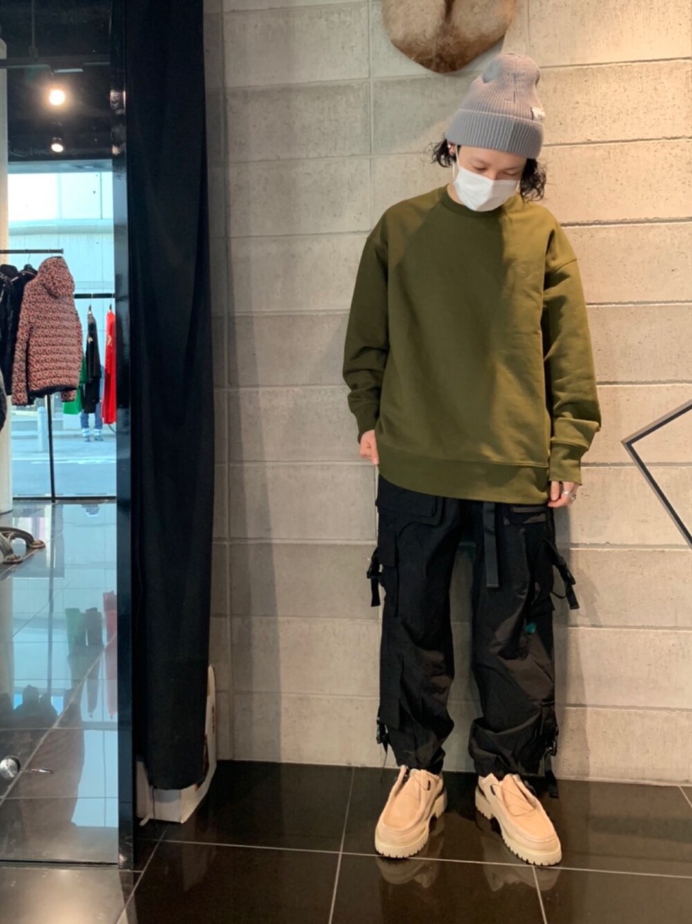 グリーン系のスウェット、ブラック系のカーゴパンツ、ブラック系のカーゴパンツを着用したメンズの冬コーディネートの1枚目の写真