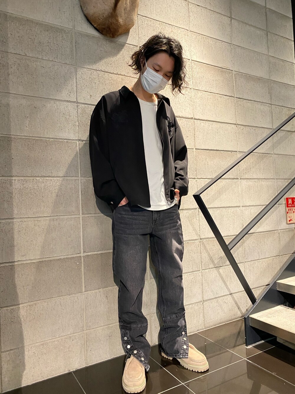 ブラック系のデニムパンツ、ブラック系のデニムパンツ、ブラック系のデニムパンツを着用したメンズの冬コーディネートの1枚目の写真