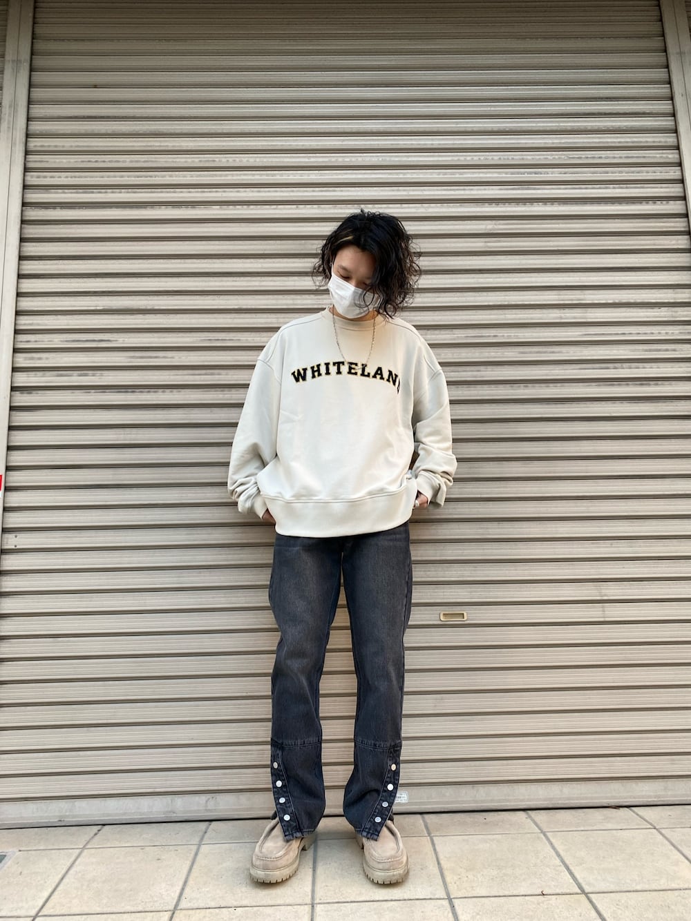 ブラック系のデニムパンツ、ブラック系のデニムパンツ、ブラック系のデニムパンツを着用したメンズの冬コーディネートの1枚目の写真