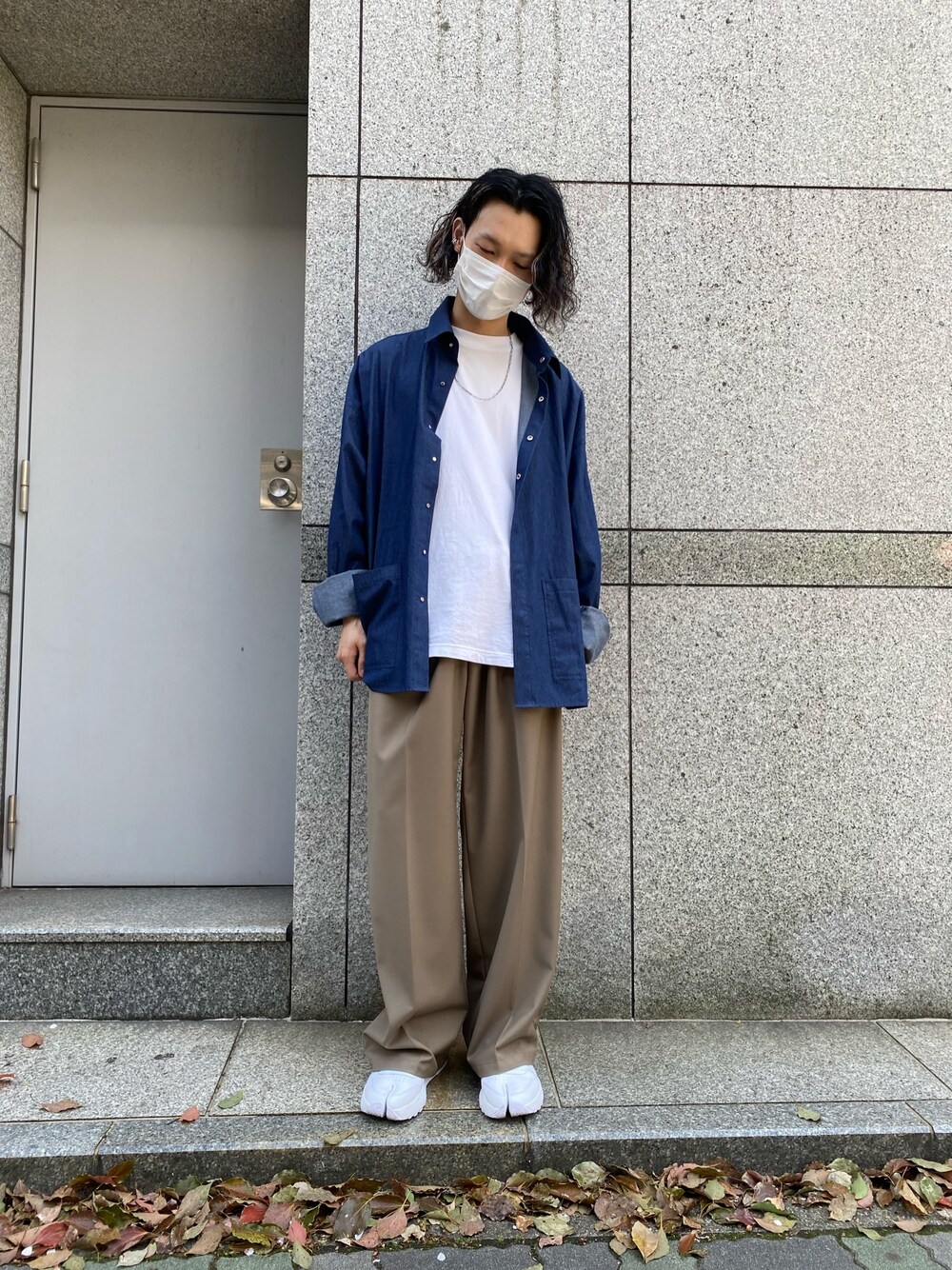 「LHP、Danke schon、休日スタイル、キレイめ、ラフ、ビックシルエット、リラックススタイル、シンプルコーデ、春コーデ、Maison Margiela」｜「DANKE SCHONのDankeSchon/ダンケシェーン/シャンブレーワークシャツ（シャツ/ブラウス、ブルー系）」を使った、shintaro itoさん（メンズ・173cm）の春コーディネートの1枚目の写真