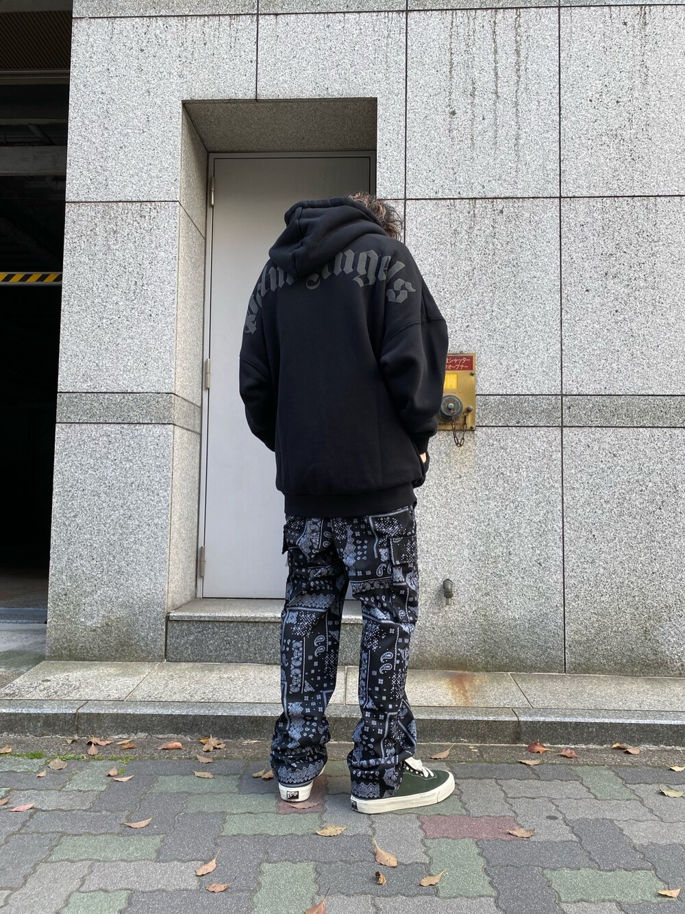 「LHP、スニーカーコーデ、Danke schon、リラックススタイル、黒パンツ、ゆるコーデ、ストリートコーデ、PALM ANGELS」｜「DANKE SCHONのDankeSchon/ダンケシェーン/バンダナカーゴパンツ（カーゴパンツ、ブラック系）」を使った、shintaro itoさん（メンズ・173cm）の春コーディネートの1枚目の写真