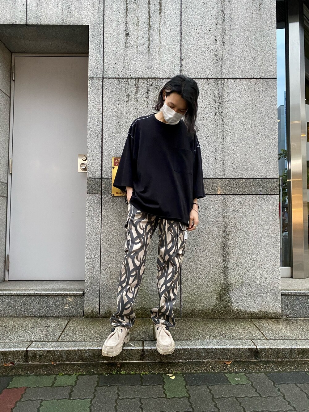 「ビッグシルエット、夏、Tシャツ、LHP、Danke schon、カーゴパンツ、休日コーデ」｜「DANKE SCHONのDankeSchon/ダンケシェーン/トライバルカーゴパンツ（カーゴパンツ、ベージュ系）」を使った、shintaro itoさん（メンズ・173cm）の春コーディネートの1枚目の写真
