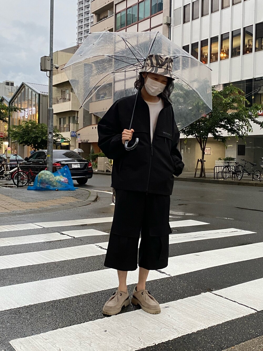 「ビッグシルエット、スラックス、LHP、大人カジュアル、Danke schon、ハーフパンツ、ワイドパンツ、休日コーデ、バケットハット、WHITELAND BLACKBURN」｜「WHITELANDのWHITELAND/ホワイトランド/ワークトラックジャケット（ブルゾン、ブラック系）」を使った、shintaro itoさん（メンズ・173cm）の春コーディネートの1枚目の写真