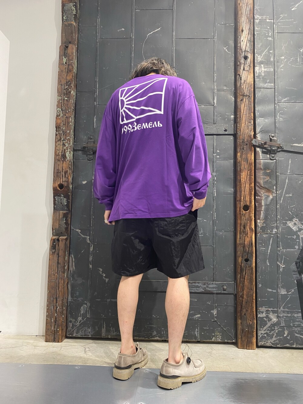 「ビッグシルエット、ストリート、LHP、オーバーサイズ、Danke schon、休日スタイル、ハーフパンツ、夏コーデ、ゆるコーデ、RASSBET」｜「rassvetのアイテム（Tシャツ/カットソー、パープル系）」を使った、shintaro itoさん（メンズ・173cm）の夏コーディネートの1枚目の写真