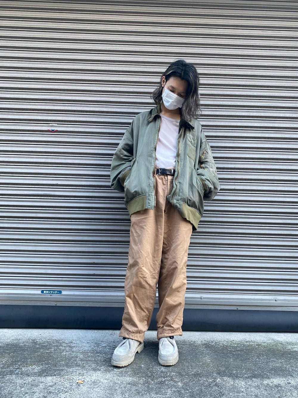 「LHP、kolor、kolor / BEACON、WHITELAND BLACKBURN、白Tシャツ、大人カジュアル、オーバーサイズ、秋のコーデ、ビックシルエット」｜「kolor BEACONのアイテム（チノパンツ、ベージュ系）」を使った、shintaro itoさん（メンズ・173cm）の夏コーディネートの1枚目の写真
