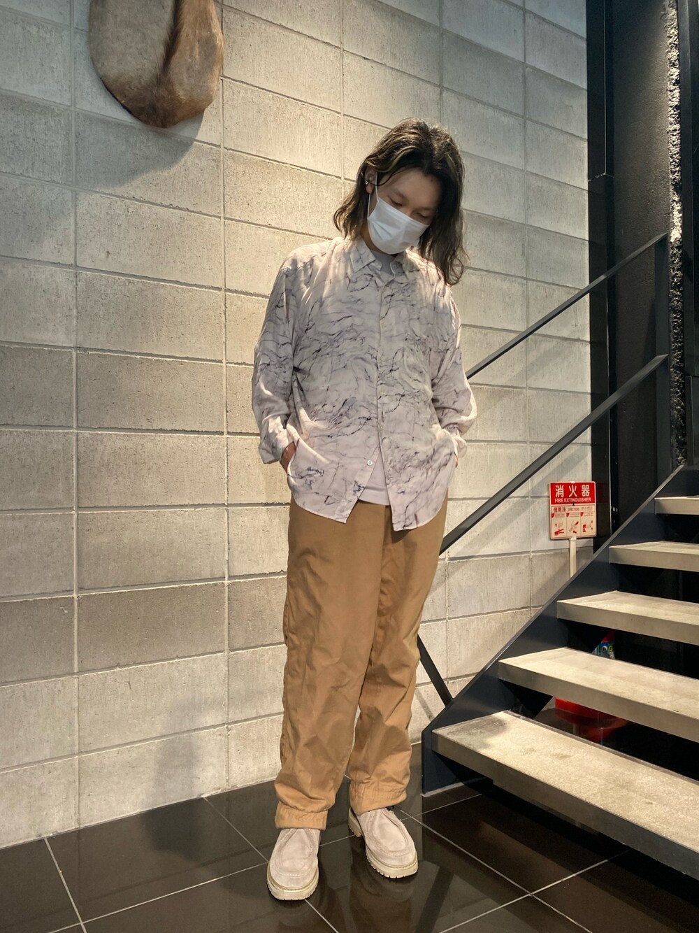 「LHP、Danke schon、kolor / BEACON、シャツコーデ、シンプル、大人カジュアル、オーバーサイズ、レイヤードスタイル」｜「kolor BEACONのアイテム（チノパンツ、ベージュ系）」を使った、shintaro itoさん（メンズ・173cm）の夏コーディネートの1枚目の写真