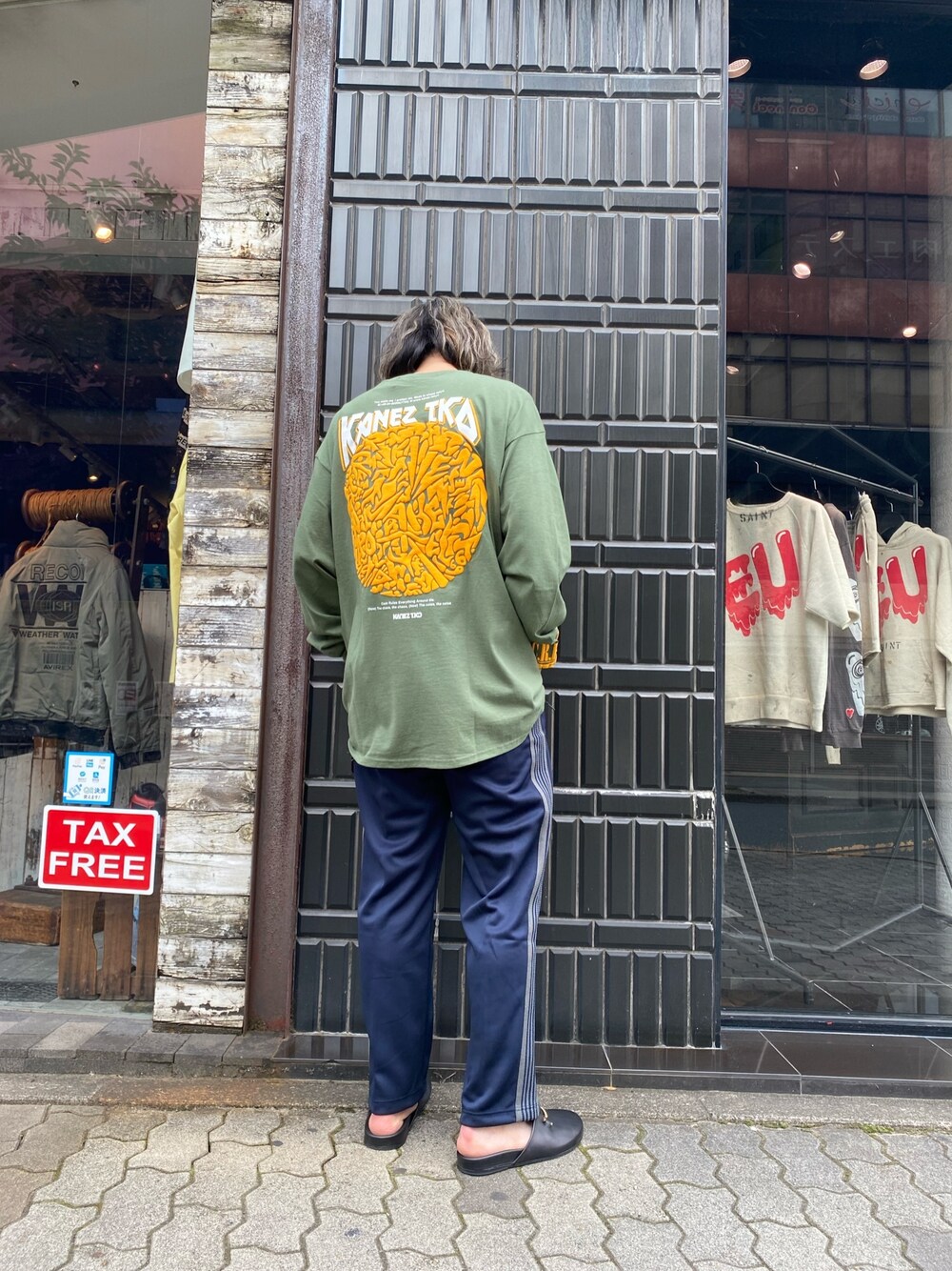 「カジュアル、ストリート、LHP、NEEDLES、グラフィックＴ、KaneZ、秋トレンド2021、hyusto」｜「Needlesのアイテム（その他パンツ、ブルー系）」を使った、shintaro itoさん（メンズ・173cm）の秋コーディネートの1枚目の写真