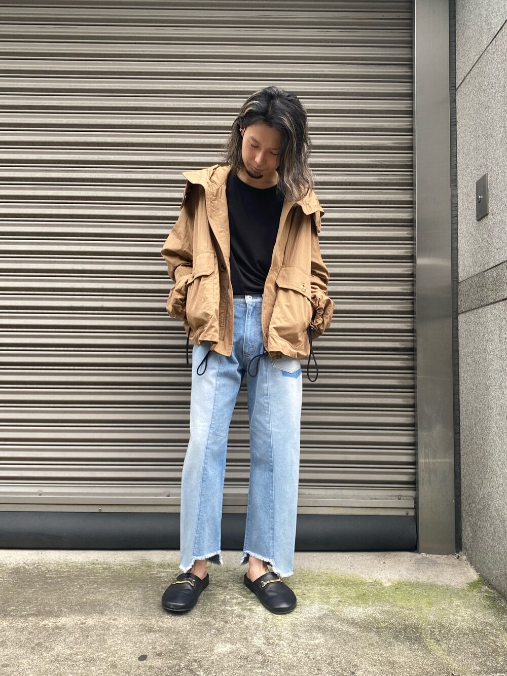 「秋のコーデ、LHP、Danke schon、タックイン、ビックシルエット、リラックススタイル、ラフコーデ、秋先取りコーデ、JWANDERSON、秋トレンド2021」｜「DANKE SCHONのDankeSchon/ダンケシェーン/リメイクデニム/RemakeDenim 90degrees（デニムパンツ、ブルー系）」を使った、shintaro itoさん（メンズ・173cm）の秋コーディネートの1枚目の写真
