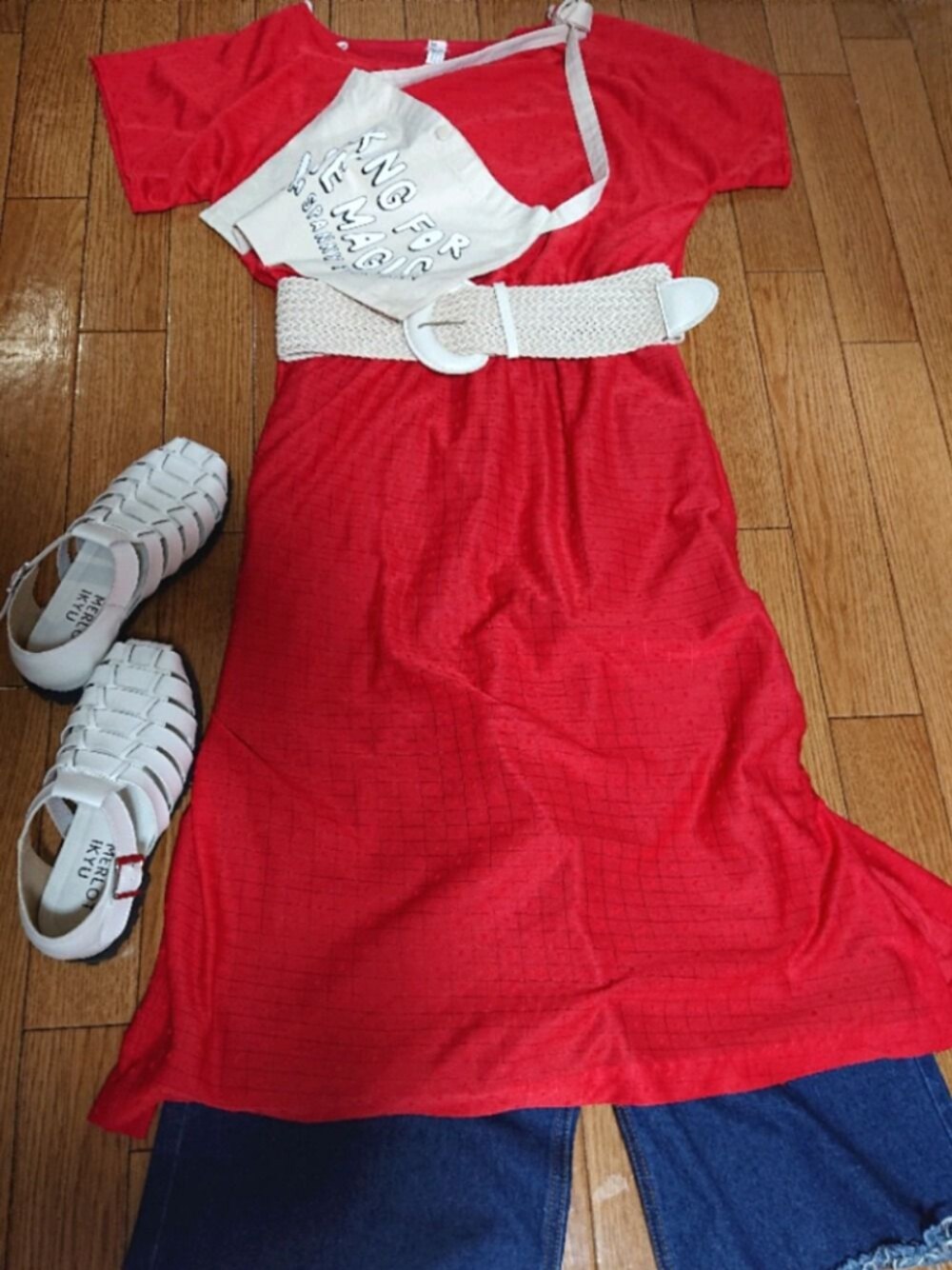 「夏、楽チンコーデ、カジュアルコーデ、低身長コーデ、サンダルコーデ、デニムパンツ、赤ワンピース、Tシャツワンピ、GLIM SPANKY、古着」｜「usedのアイテム（ベルト、ベージュ系）」を使った、michiさん（レディース・146cm）の夏コーディネートの1枚目の写真