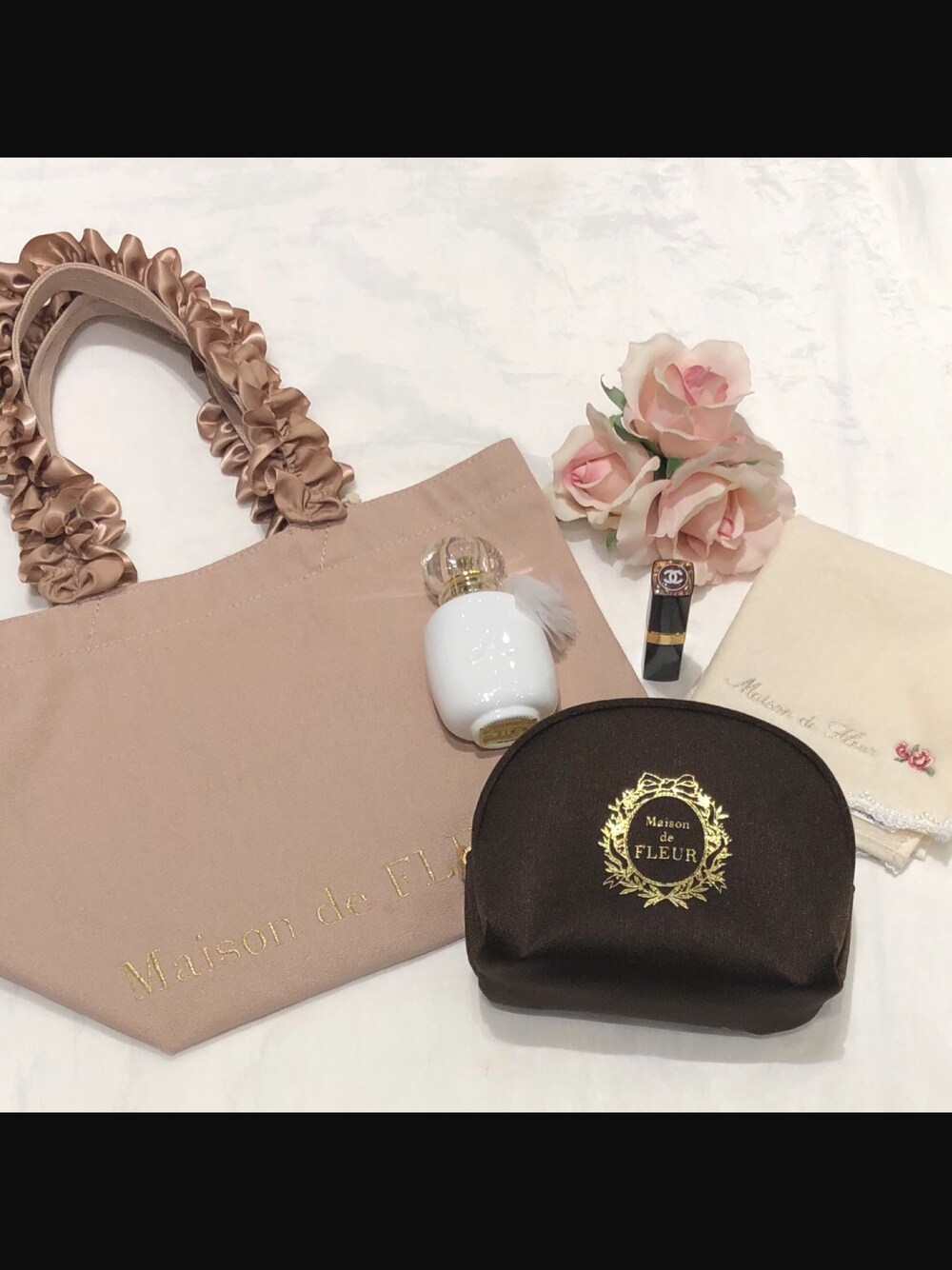 「メゾンドフルール、maisondefleur、大人カジュアル、ベージュ、トートバッグ、シャネル、フリルハンドルトートバッグ、美人百花、消えそうな色コーデ、ベージュコーデ」｜「Maison de FLEURの帆布フリルハンドルトートSバッグ（トートバッグ、ベージュ系）」を使った、りさん（レディース・163cm）の春コーディネートの1枚目の写真