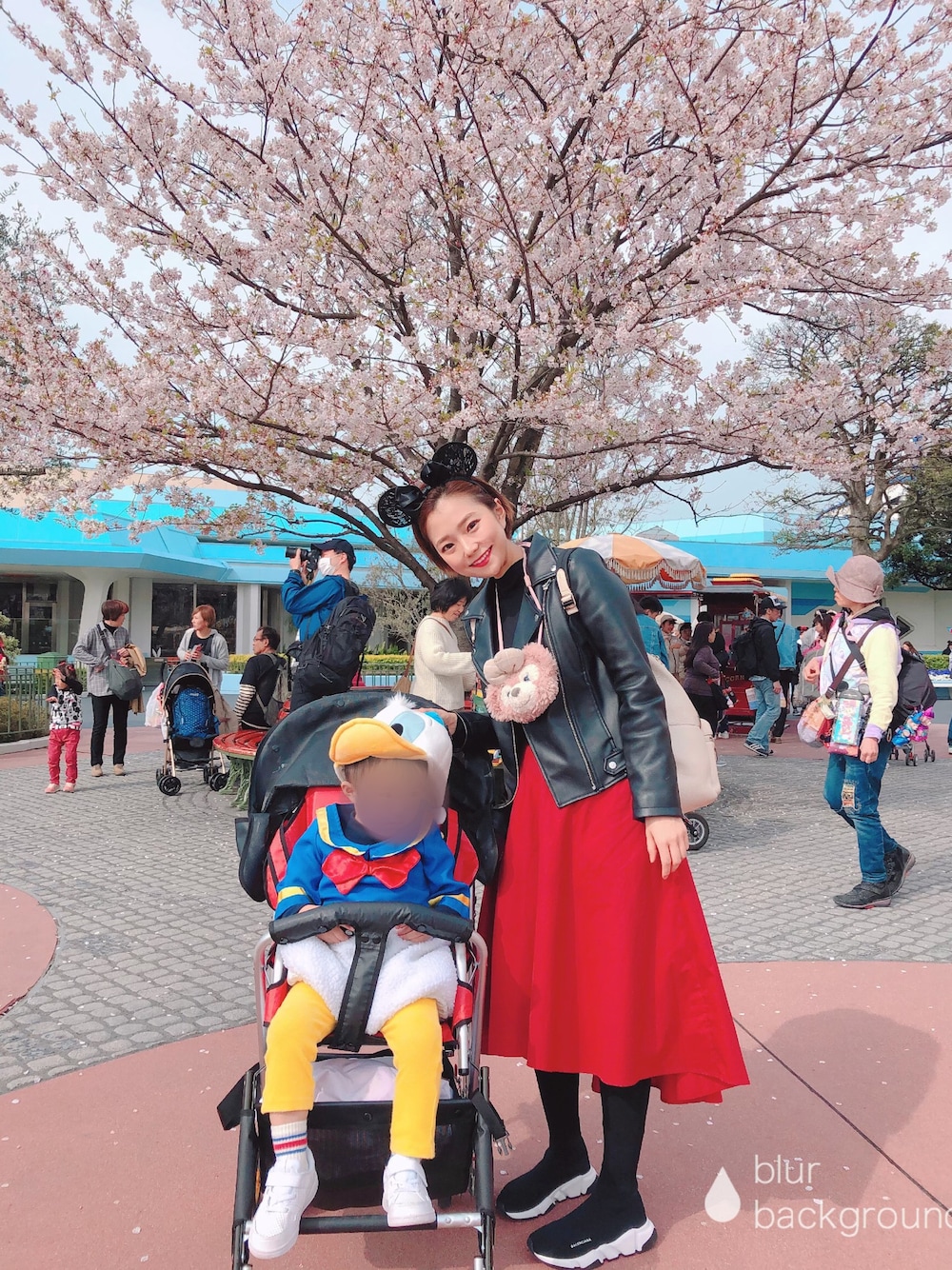「ディズニーランド、ディズニーコーデ、ミニーカラー、BALENCIAGA、スピードトレーナー、ママコーデ、シンプルコーデ、春コーデ、スニーカーコーデ、ショートヘア」｜「MURUAのアイテム（ライダースジャケット、ブラック系）」を使った、Rukaさん（レディース・162cm）の春コーディネートの1枚目の写真