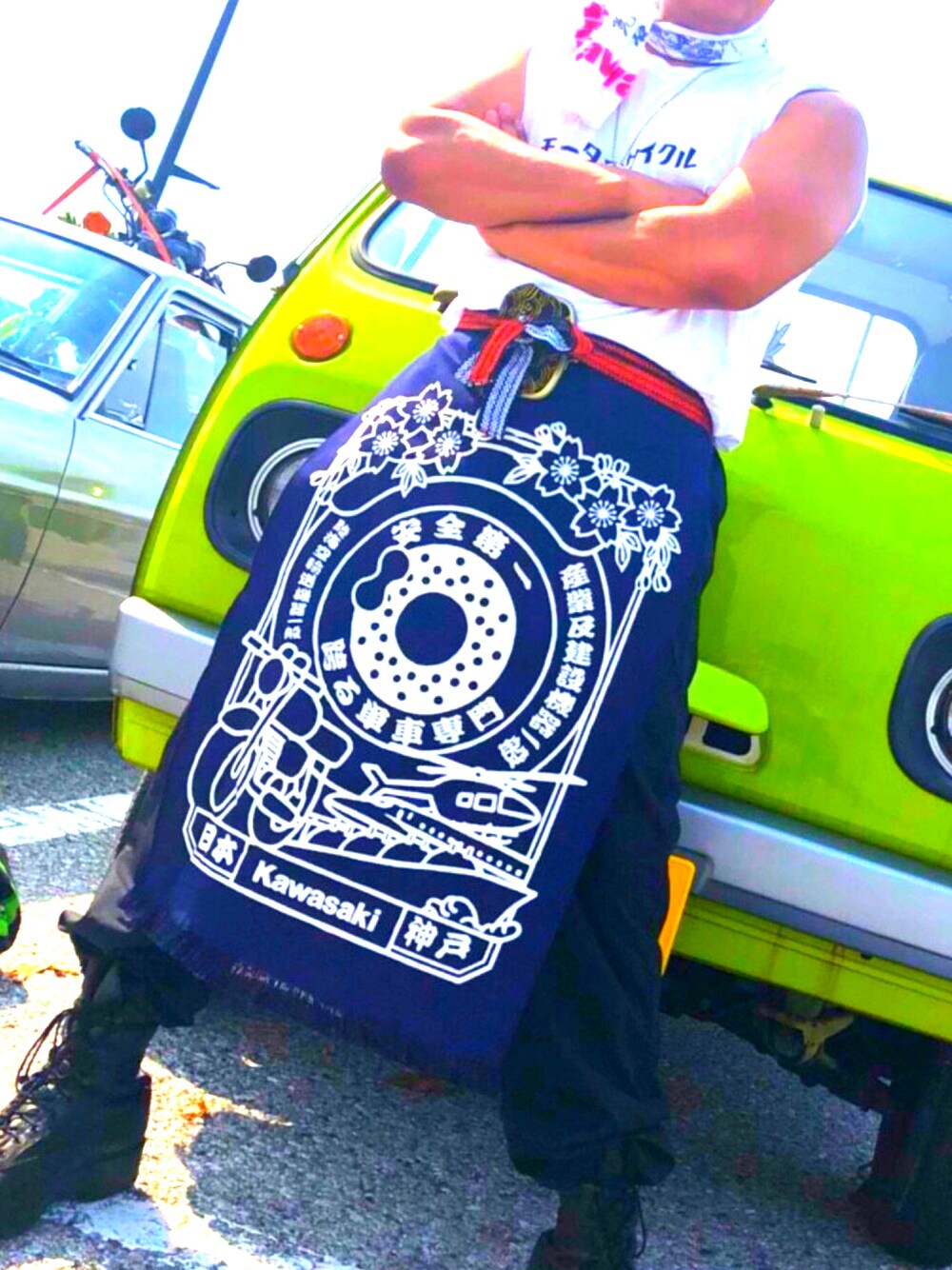 「白Tシャツ、大学生、休日スタイル、昭和チック、昭和男子」｜「川崎重工のアイテム（その他、ブラック系）」を使った、リョウマさん（メンズ・173cm）の秋コーディネートの1枚目の写真
