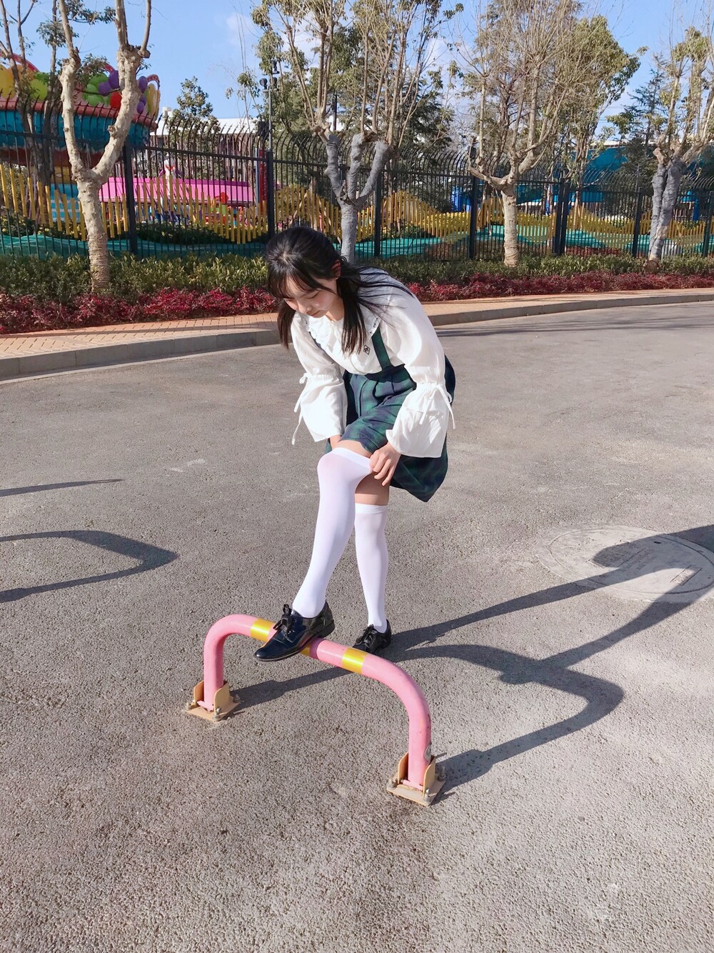 ホワイト系のシャツ/ブラウス、ブラック系のその他シューズを着用したレディースの春コーディネートの1枚目の写真