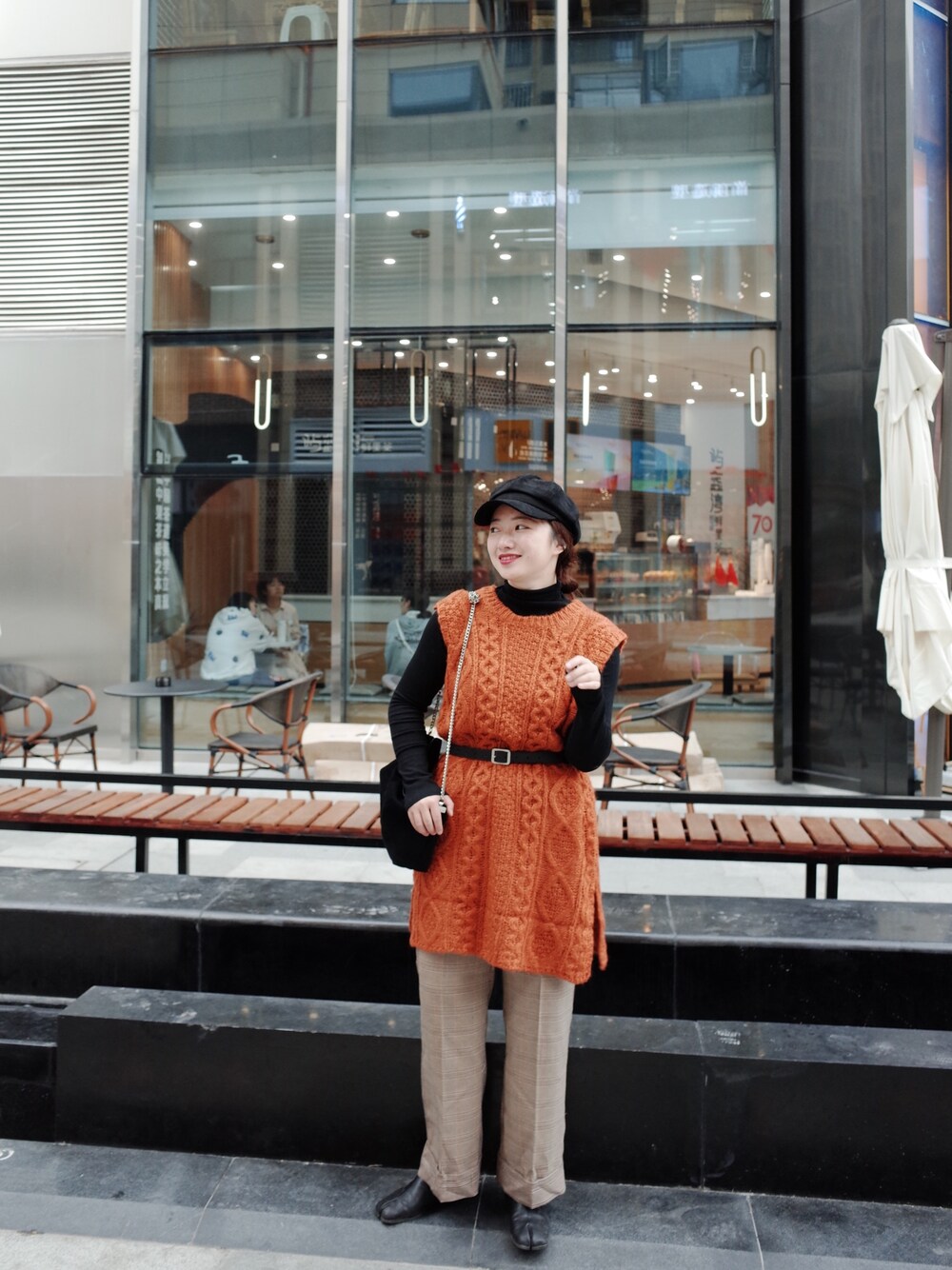 「RETRO GIRL」｜「RETRO GIRLのアイテム（スラックス、ブラウン系）」を使った、王家六六さん（レディース・162cm）の秋コーディネートの1枚目の写真