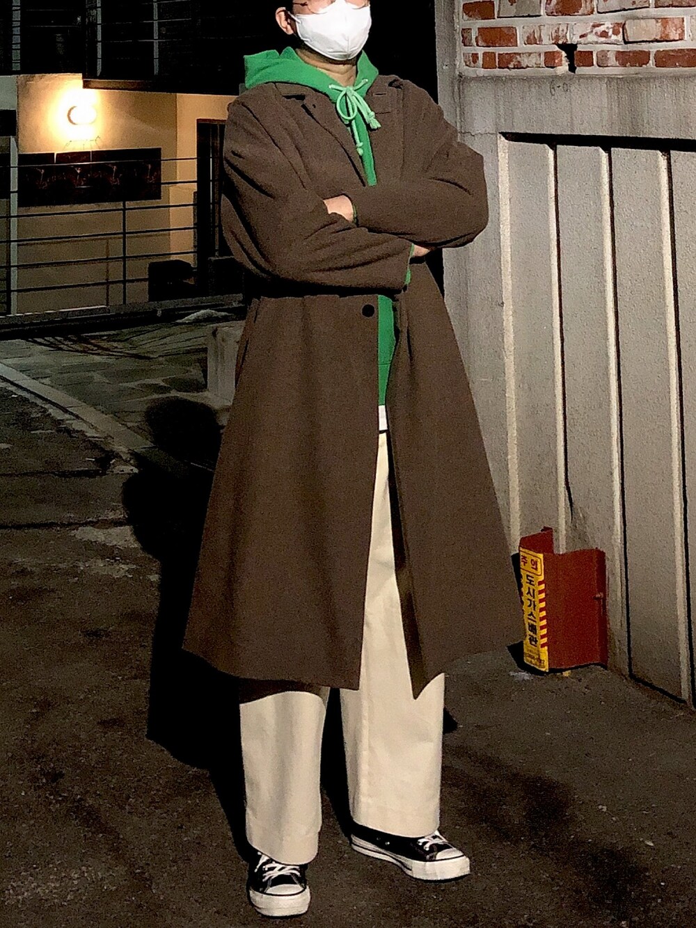 「Dulcamaraのアイテム（チェスターコート、ブラウン系）」を使った、-.-さん（メンズ・183cm）の冬コーディネートの1枚目の写真