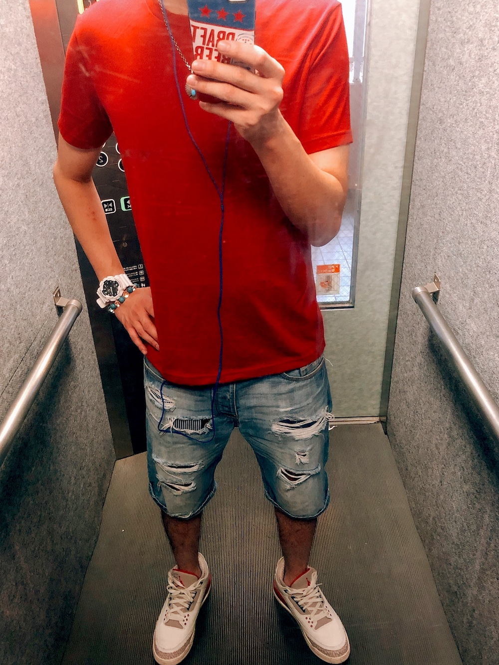 「シンプルコーデ、休日スタイル、おしゃれさんと繋がりたい、AIR JORDAN、AJ3、Tシャツ、ハーフパンツ、いいね、save、フォローお願いします🤑、スニーカーコーデ、赤」｜「UNIQLOのアイテム（Tシャツ/カットソー、レッド系）」を使った、keiさん（メンズ・180cm）の夏コーディネートの1枚目の写真