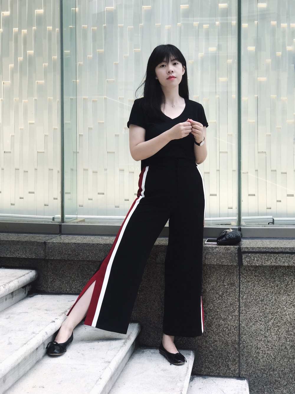 「通勤コーデ」｜「Bershkaのアイテム（Tシャツ/カットソー、ブラック系）」を使った、Veronica SHIさん（レディース・175cm）の夏コーディネートの1枚目の写真