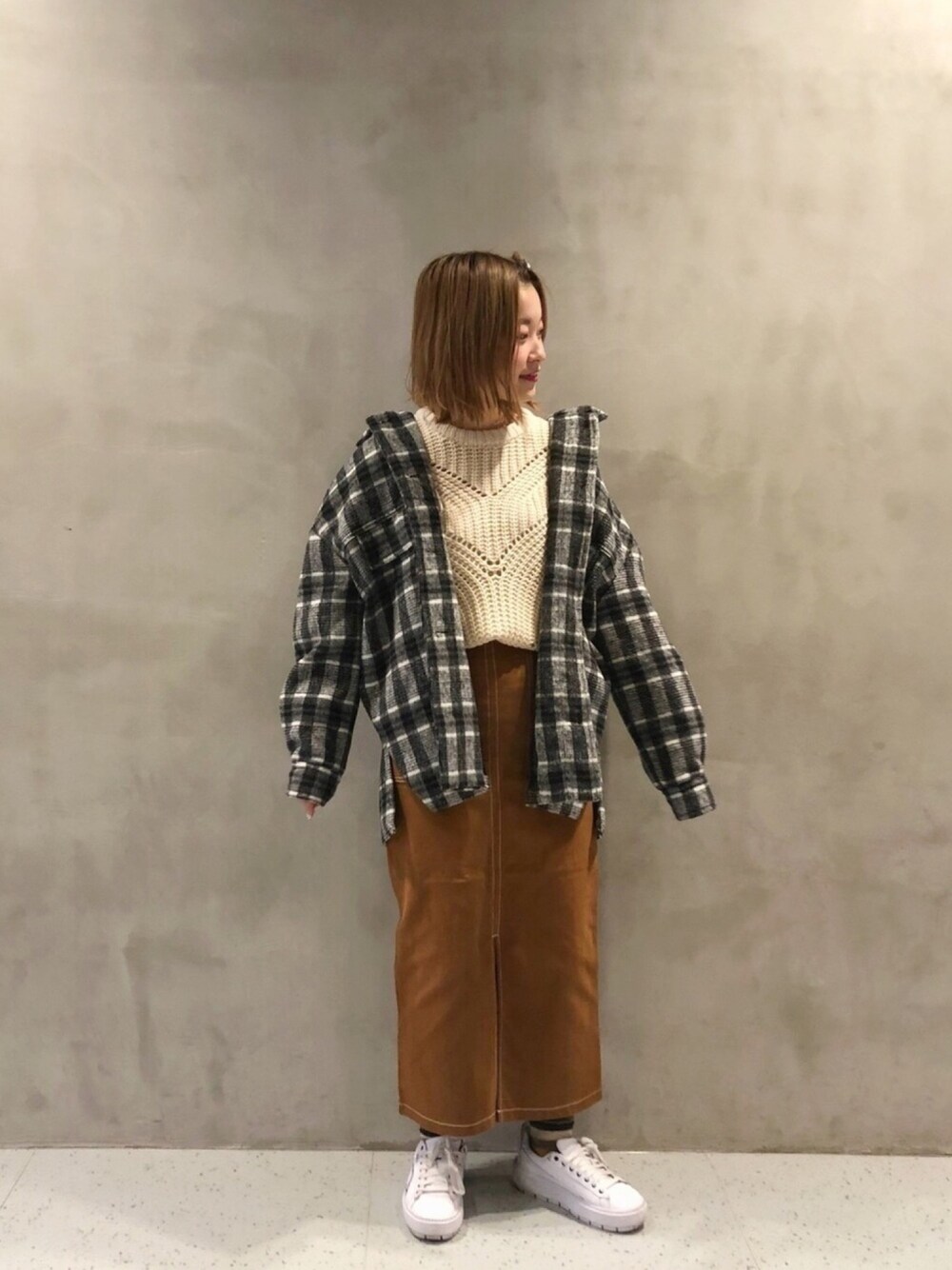「ootd、低身長、ニット、白ニット、チェックアウター、大人カジュアル、チェック、ロングスカート、カジュアルコーデ、年末WEAR感謝祭」｜「NiCORONの透かし編みニットプルオーバー（ニット/セーター、ホワイト系）」を使った、おさかなちゃんさん（レディース・156cm）の冬コーディネートの1枚目の写真