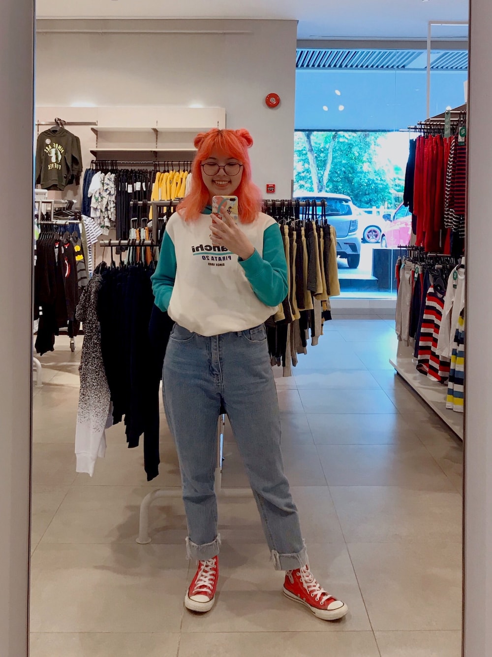 「converse、UNIQLO、Taobao」｜「UNIQLOのアイテム（パーカー、その他）」を使った、Lynetteさん（レディース・161cm）の冬コーディネートの1枚目の写真