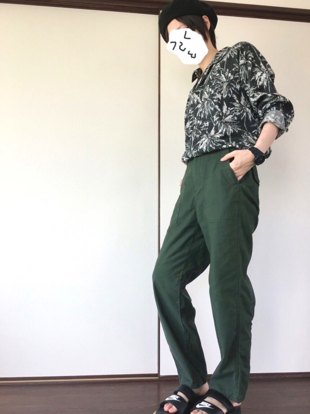 「オープンカラーシャツ、ベイカーパンツ、うでまくり、ベナッシ、NIKE、カーキ、ベレー帽、メンズライク、タックイン、開襟シャツ」｜「WEGOのWEGO/パームツリーオープンカラーシャツ（シャツ/ブラウス、ブラック系）」を使った、とみーさん（レディース・160cm）の夏コーディネートの1枚目の写真