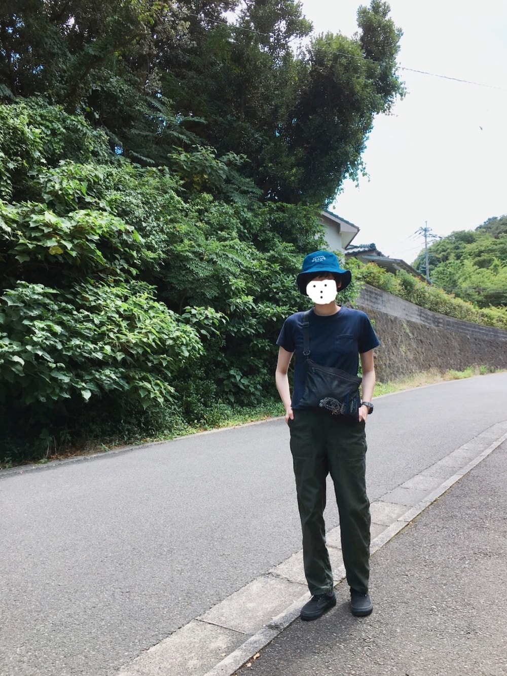 「楽チンコーデ、ベイカーパンツ、バケットハット、お散歩♪、ネイビーTシャツ、サコッシュ、ポケットＴシャツ、メンズライク、GU、うごきやすい」｜「earth music&ecologyのバンダナ付きプルオーバー（Tシャツ/カットソー、ブルー系）」を使った、とみーさん（レディース・160cm）の夏コーディネートの1枚目の写真