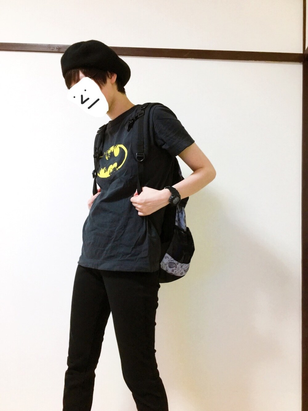 「オールブラック、バットマン、黒Tシャツ、黒スキニー、ベレー帽、メンズライク、リュック、UNIQLO、G-SHOCK、ジェンダーレス」｜「UNIQLOのアイテム（Tシャツ/カットソー、ブラック系）」を使った、とみーさん（レディース・160cm）の夏コーディネートの1枚目の写真