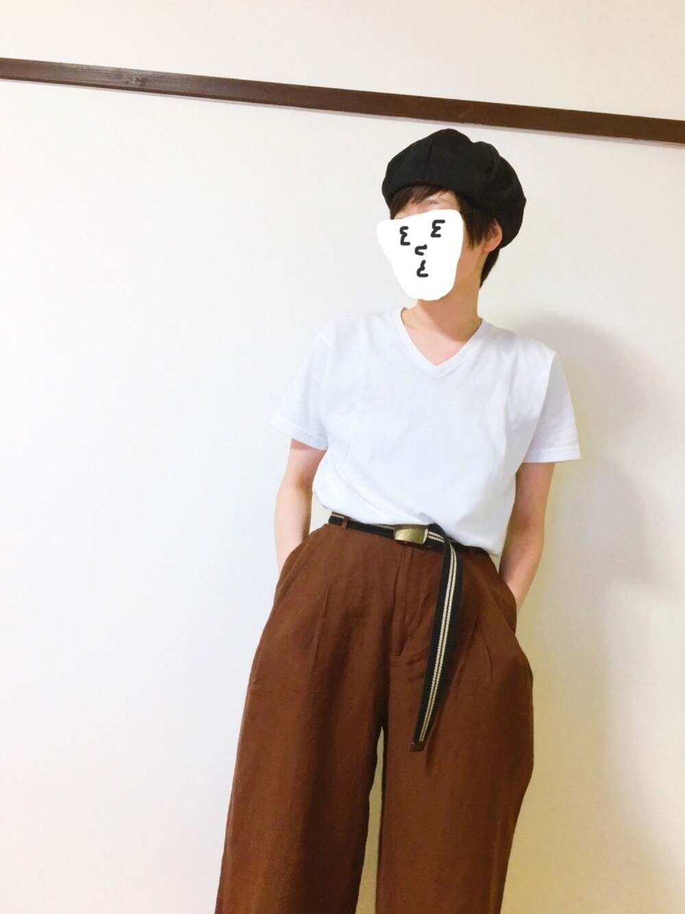 「夏セールで買いました、白Tシャツ、Vネック、ガチャベルト、ベルト、ワイドパンツ、リネン、タックイン、メンズライク、ベレー帽」｜「3coinsのアイテム（ハンチング/ベレー帽、ブラック系）」を使った、とみーさん（レディース・160cm）の夏コーディネートの1枚目の写真