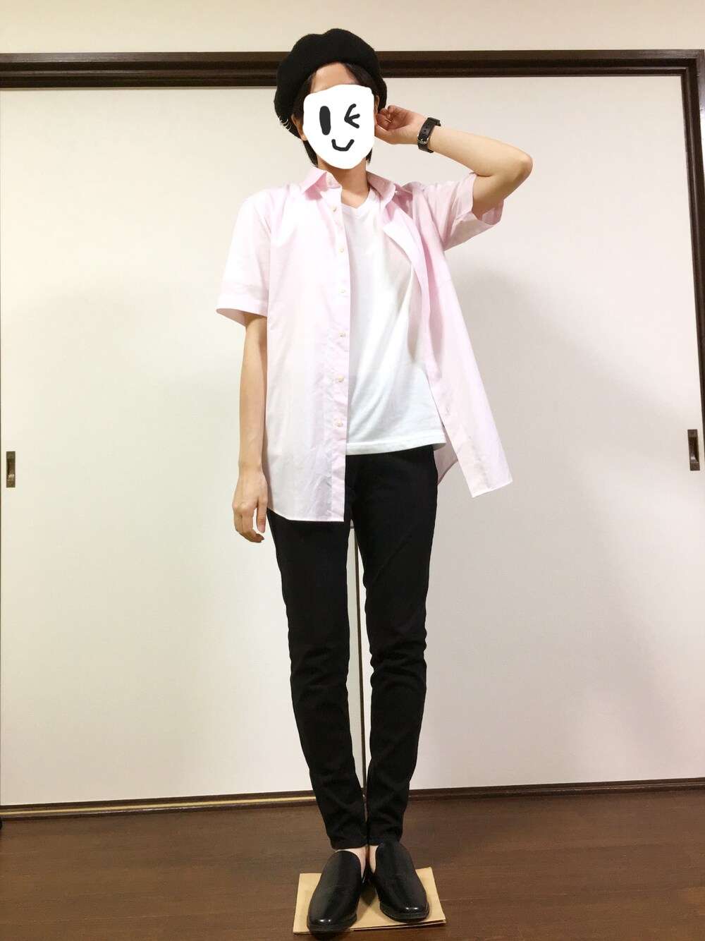 「ベレー帽、シンプル、キレイめ、ピンクシャツ、白Tシャツ、スキニー、バブーシュ、UNIQLO、メンズライク、ボーイッシュ」｜「UNIQLOのドライイージーケアドビーシャツ（レギュラーカラー・半袖）（シャツ/ブラウス、ピンク系）」を使った、とみーさん（レディース・160cm）の秋コーディネートの1枚目の写真