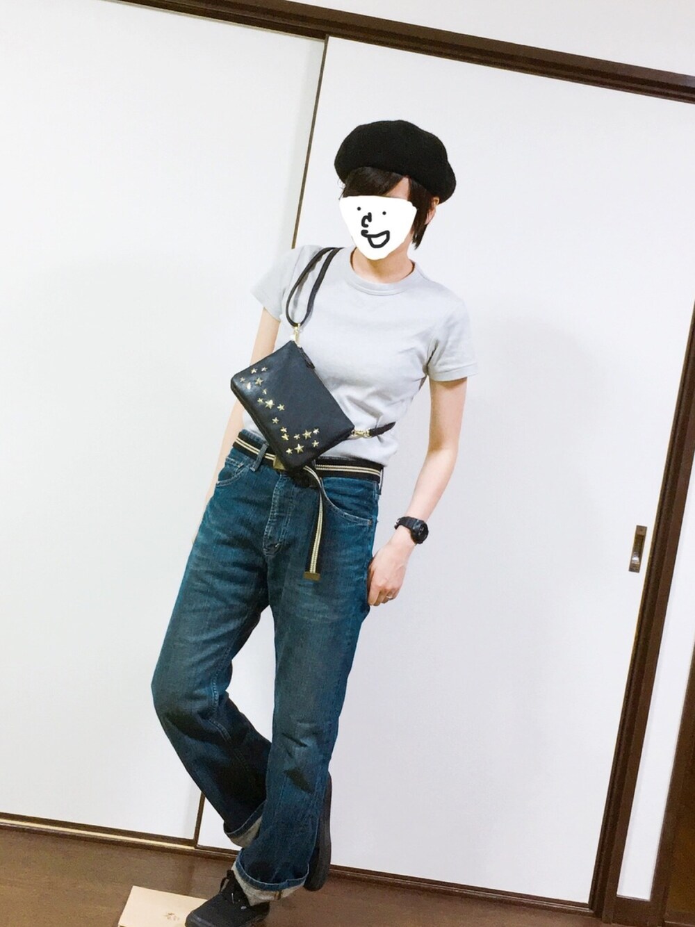 「シンプル、スーパーへお買い物、ベレー帽、UNIQLO、ジーンズ、bobson、ガチャベルト、メンズライク、ボーイッシュ、Tシャツ」｜「UNIQLOのクルーネックT（半袖・秋冬モデル）（Tシャツ/カットソー、グレー系）」を使った、とみーさん（レディース・160cm）の秋コーディネートの1枚目の写真