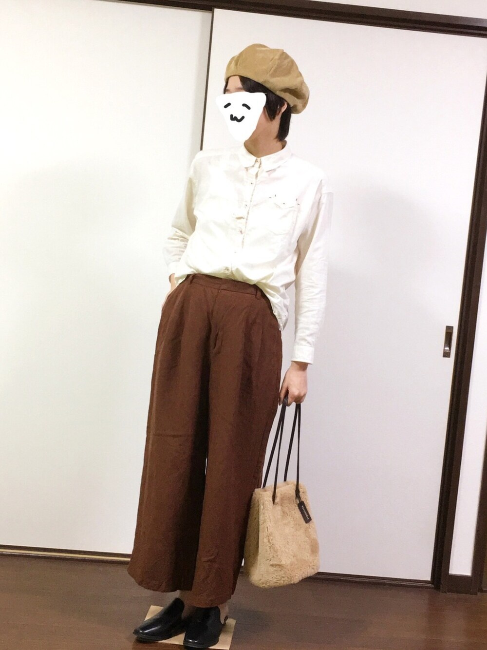 「秋コーデ、ワイドパンツ、ベレー帽、シャツスタイル、ブラウン、バブーシュ、コーデュロイ、メンズライク、ボーイッシュ、巾着バッグ」｜「RAY CASSINのアイテム（シャツ/ブラウス、ホワイト系）」を使った、とみーさん（レディース・160cm）の秋コーディネートの1枚目の写真