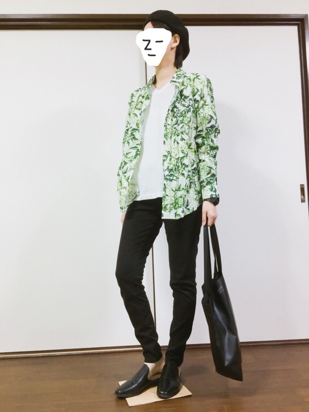 「ベレー帽、柄シャツ、派手シャツ、白Tシャツ、スキニーパンツ、レザーバッグ、バブーシュ、メンズライク、ボーイッシュ、UNIQLO」｜「UNIQLOのMEN ドライカラーVネックT（半袖）A（Tシャツ/カットソー、ホワイト系）」を使った、とみーさん（レディース・160cm）の秋コーディネートの1枚目の写真