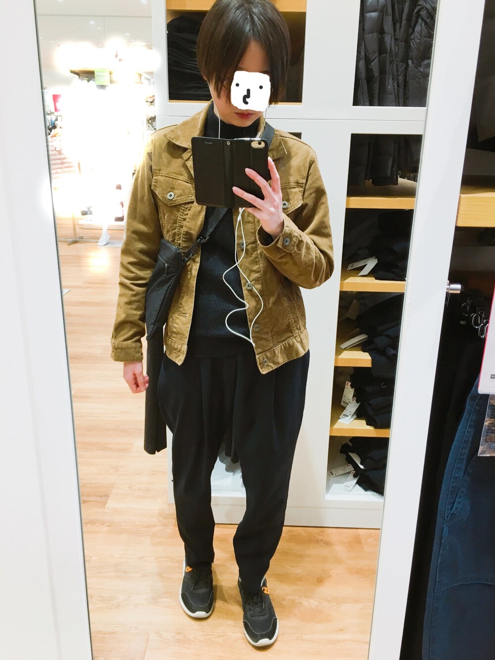 「コーデュロイ、ジャケット、モックネック、UNIQLO、earth music&ecology、サコッシュ、スニーカー、ボーイッシュ、メンズライク、テーパードパンツ」｜「UNIQLOのコーデュロイジャケット（ブルゾン、ブラウン系）」を使った、とみーさん（レディース・160cm）の冬コーディネートの1枚目の写真