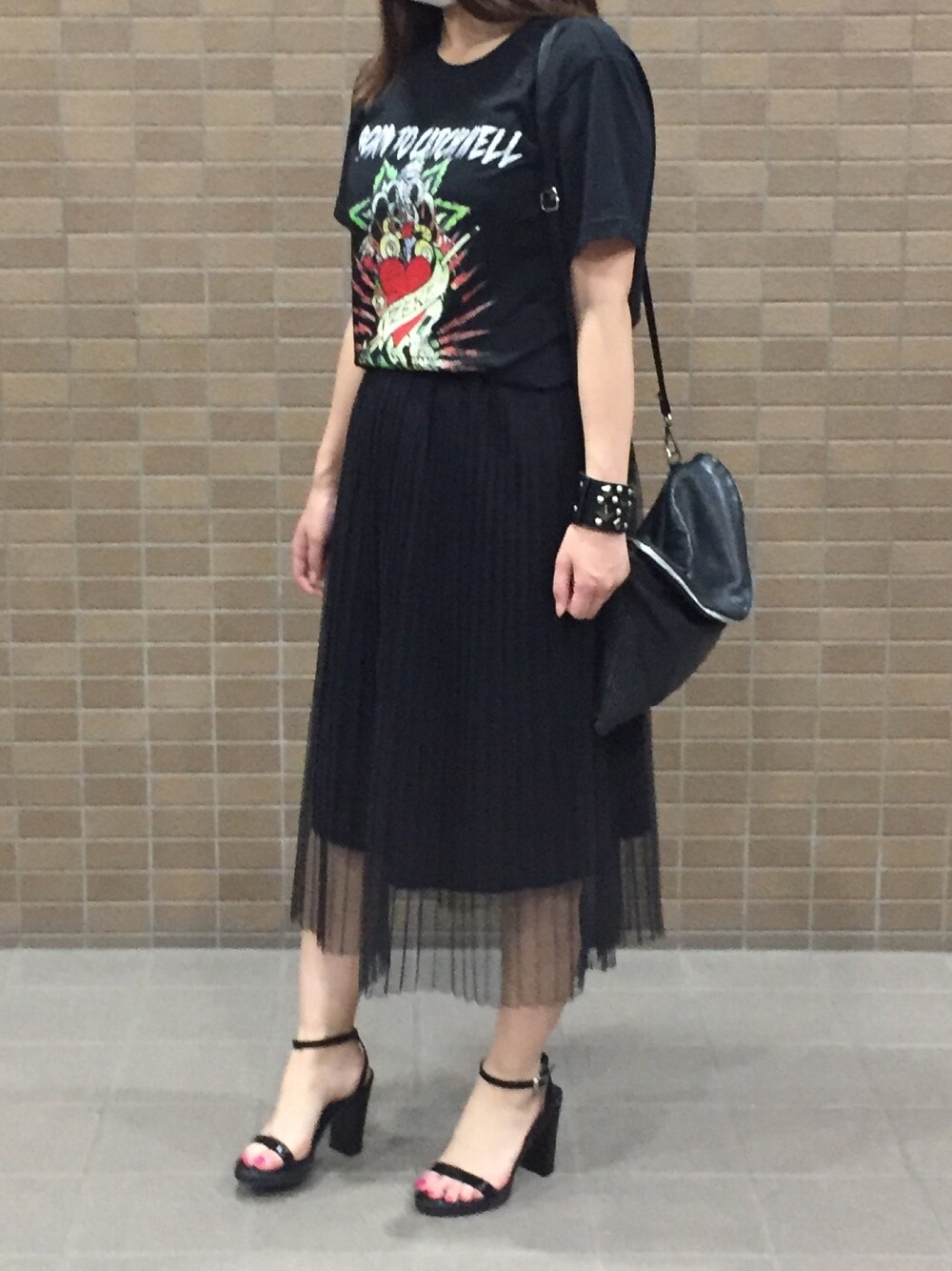 「夏、プチプラ、黒、プリーツスカート、オールブラック、ミモレ丈スカート」｜「しまむらのアイテム（Tシャツ/カットソー、ブラック系）」を使った、yu-yuさん（レディース・155cm）の夏コーディネートの1枚目の写真