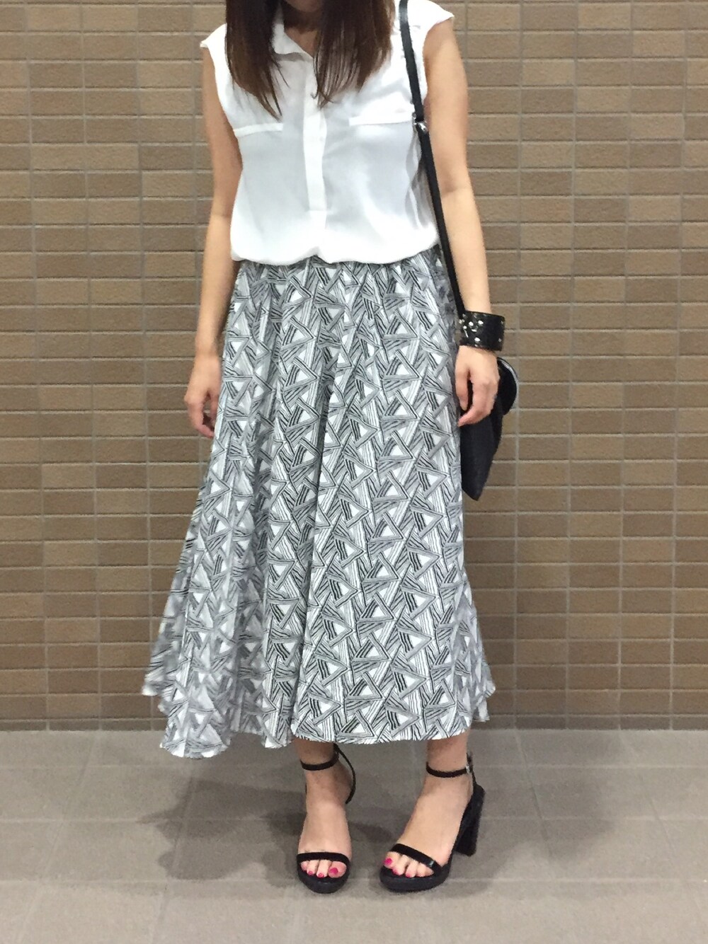 「休日スタイル、シンプル、低身長、ハイウエスト、オトナカジュアル、白、白シャツ、ノースリーブ、ロングスカート、モノトーン」｜「RagsUniteのアイテム（シャツ/ブラウス、ホワイト系）」を使った、yu-yuさん（レディース・155cm）の夏コーディネートの1枚目の写真