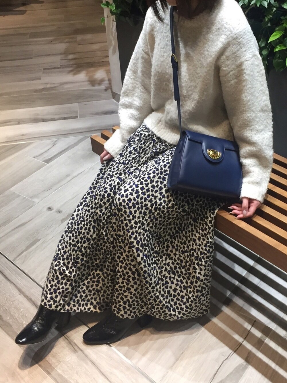 「休日スタイル、ラクチンコーデ、白ニット、プリーツスカート、ショルダーバッグ、ひょう柄、マキシスカート、ショートブーツ、レオパード」｜「ZARAのアイテム（ブーツ、ブラック系）」を使った、yu-yuさん（レディース・156cm）の冬コーディネートの1枚目の写真