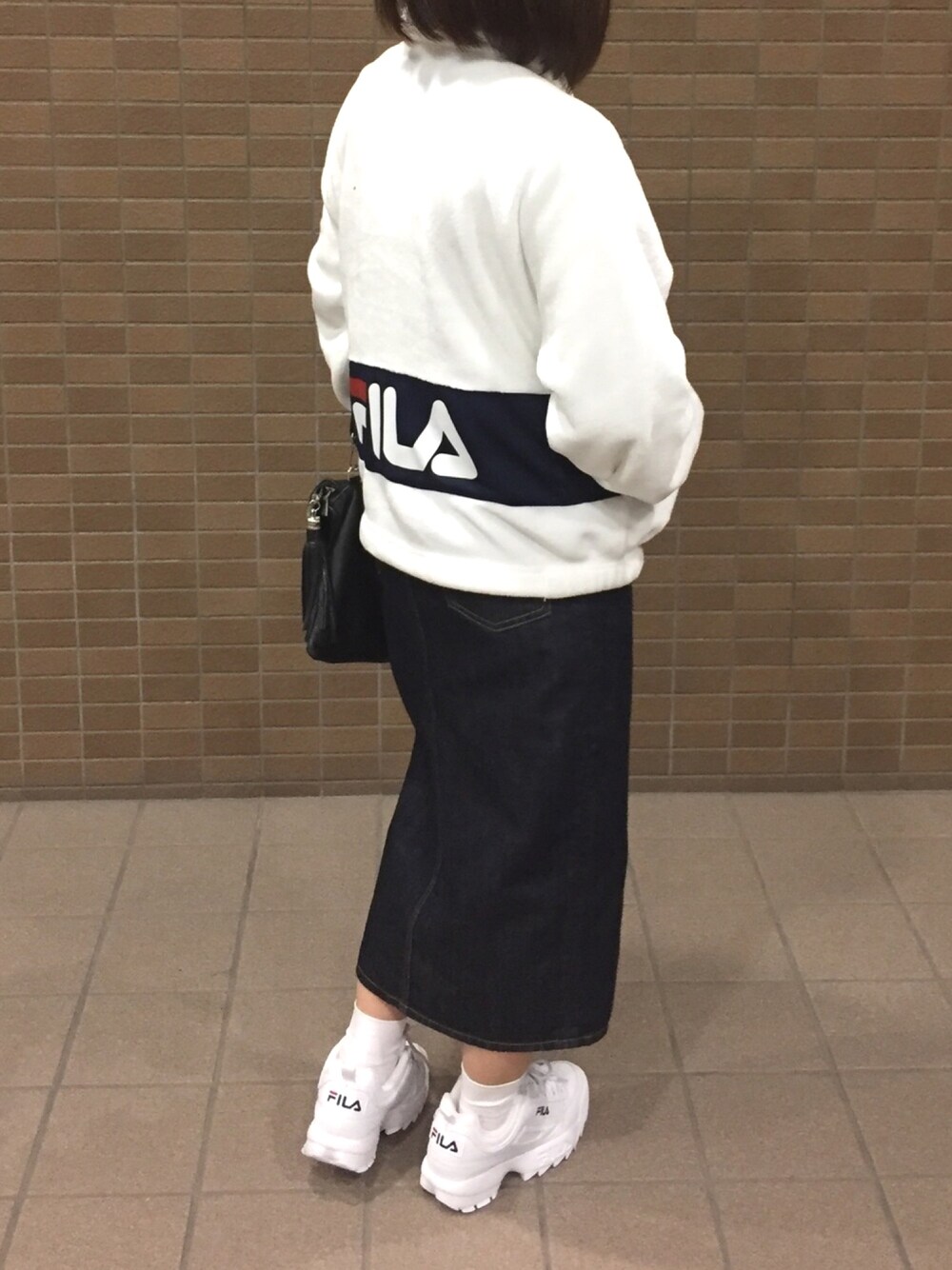 「FILA、もこもこ、タイトスカート、インディゴデニム、デニムスカート、ダッドスニーカー、スポーツミックス、スニーカー、韓国ファッション」｜「AS KNOW AS PINKYのFILA☆ほわコーチジャケット【ジャケット・ブルゾン】【FILA(フィラ)】（ブルゾン、ホワイト系）」を使った、yu-yuさん（レディース・156cm）の春コーディネートの1枚目の写真