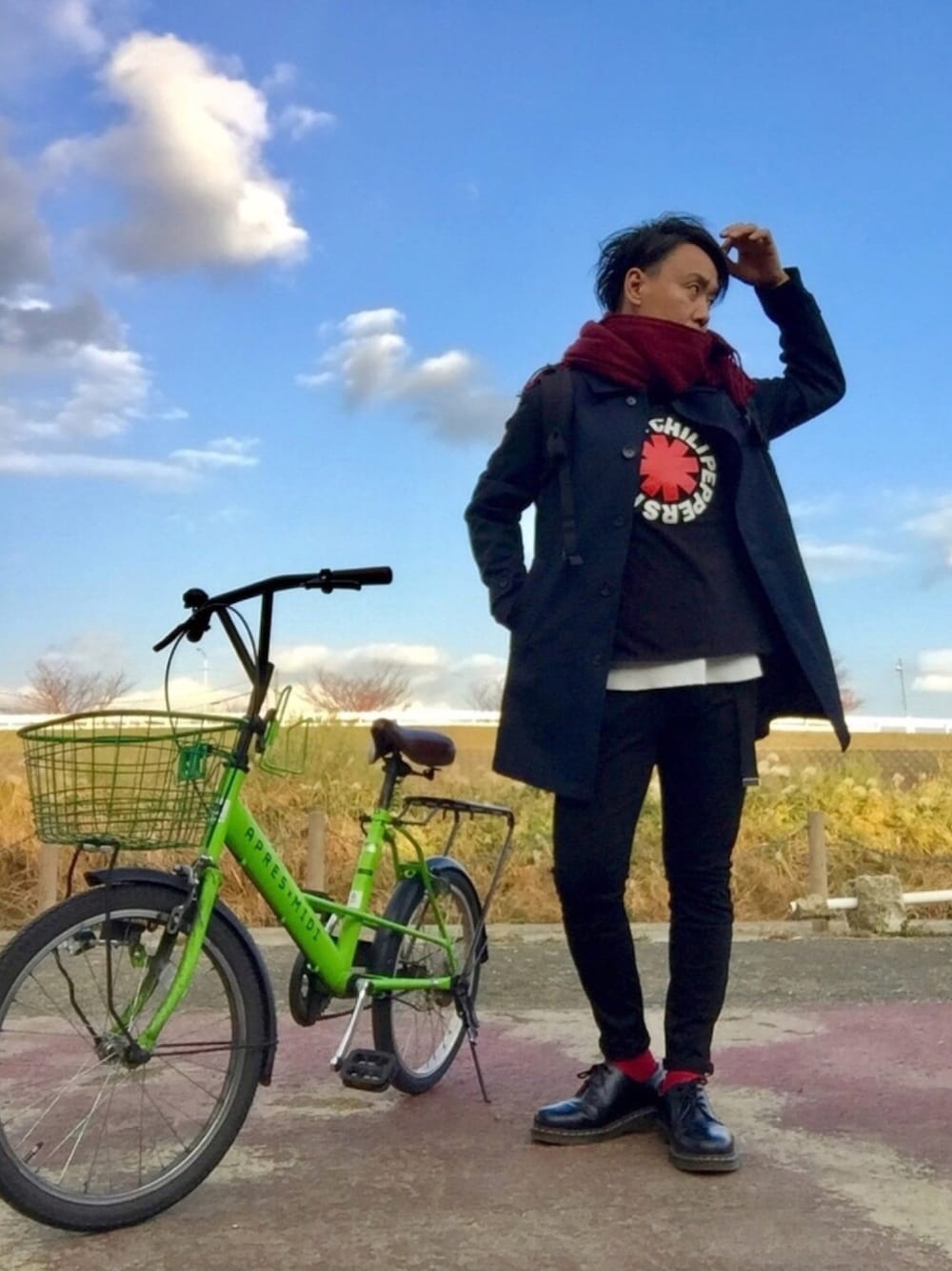 ブラック系のステンカラーコート、ブラック系のTシャツ/カットソー、ブラック系のパンツを着用したメンズの冬コーディネートの1枚目の写真