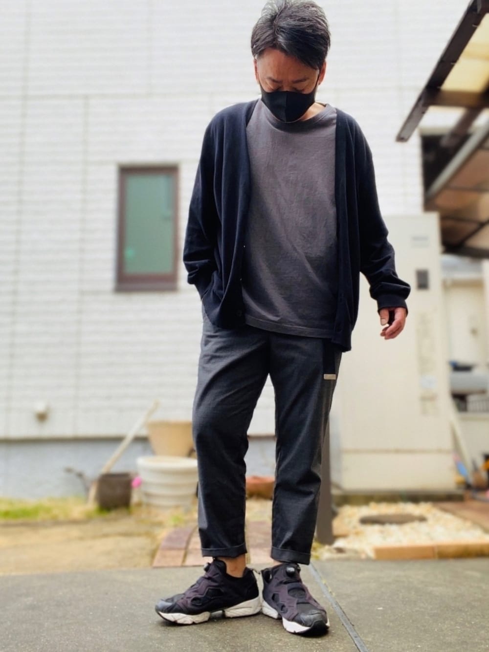 「休日コーデ、カーディガン、シンプル、プチプラ、春コーデ、ブラック、ビッグシルエット、スニーカー、ポンプフューリー、おっさん」｜「H&Mのアイテム（カーディガン/ボレロ、ブラック系）」を使った、きのこさん（メンズ・173cm）の春コーディネートの1枚目の写真