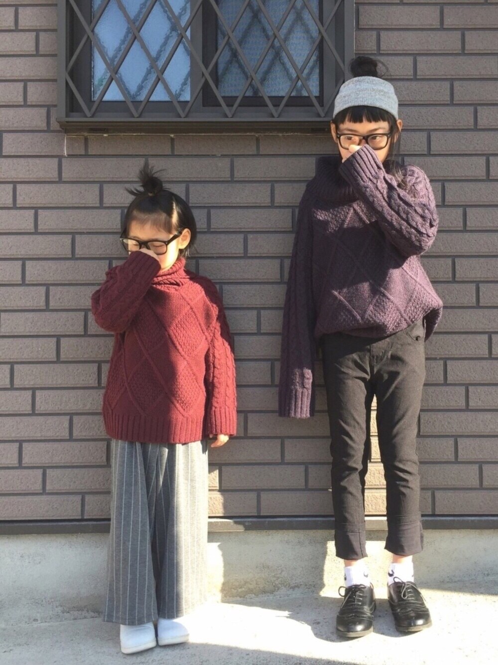 「ニット、おんなのこ、シンプル、プチプラ、GU、ワイドパンツ、スキニー、スニーカー、オフタートル、白ソックス」｜「RUGGEDWORKSのケーブル編みタートルニット（ニット/セーター、ブルー系）」を使った、kankitsu🍊さん（キッズ・120cm）の冬コーディネートの1枚目の写真