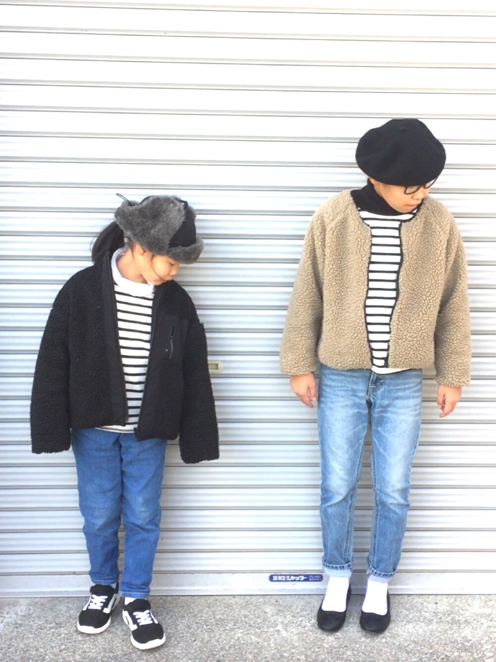 ブラック系のブルゾン、ホワイト系のTシャツ/カットソー、ブルー系のデニムパンツを着用したキッズの冬コーディネートの1枚目の写真