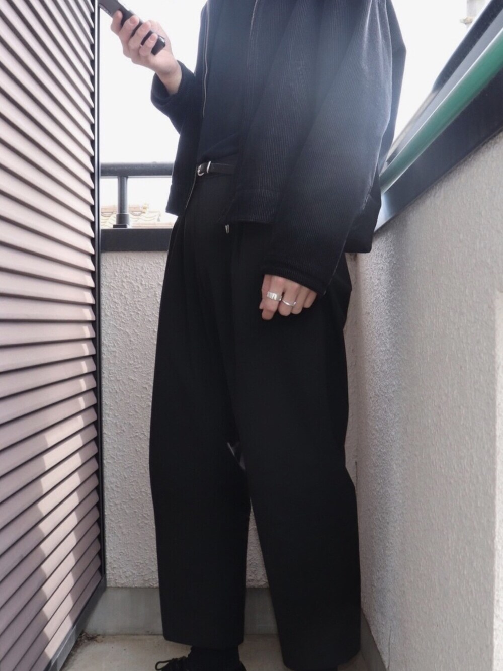 「ブラック、お洒落さんとつながりたい、春コーデ、ストリート、モード、ブラックコーデ、タックイン」｜「HAREのアイテム（ベルト、ブラック系）」を使った、porinさん（メンズ・185cm）の春コーディネートの1枚目の写真